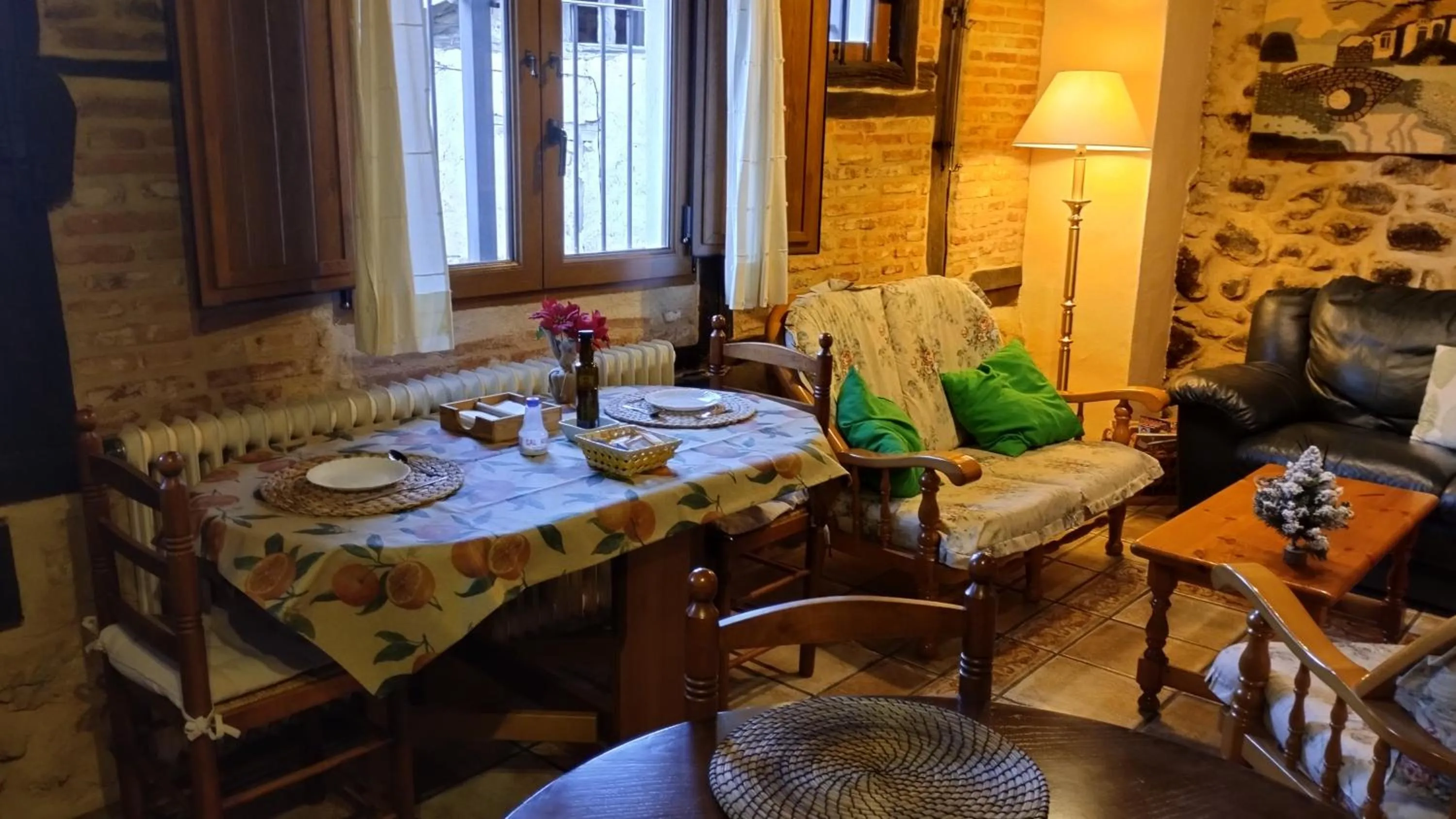 Communal lounge/ TV room in Hotel La Casa Chacinera