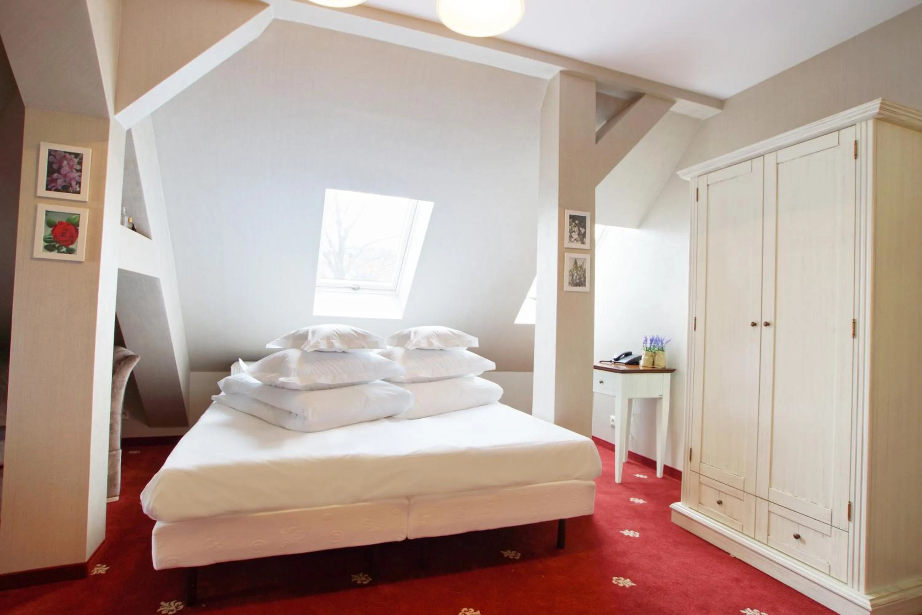 Photo of the whole room, Bed in Versant Hotel & Spa