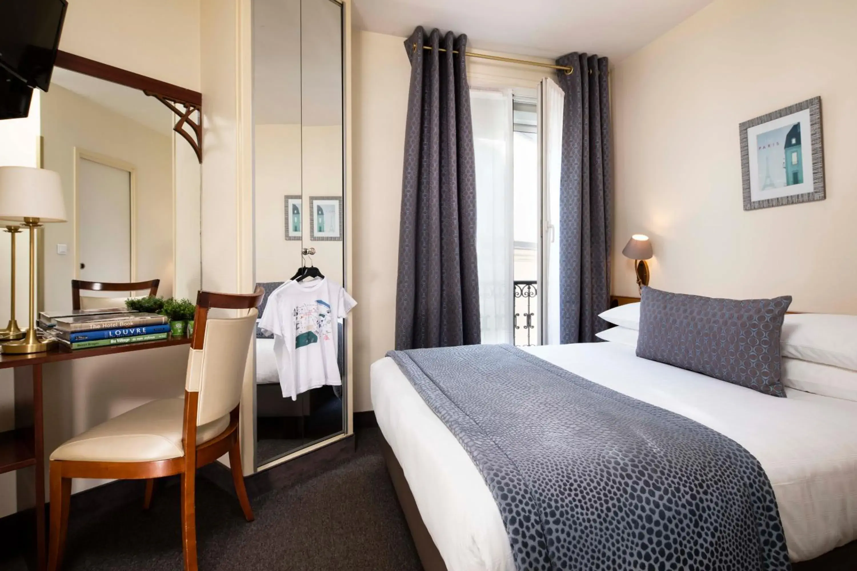 Single Room with a large bed in Grand Hotel des Balcons Single Room with a large bed in Grand Hotel des Balcons