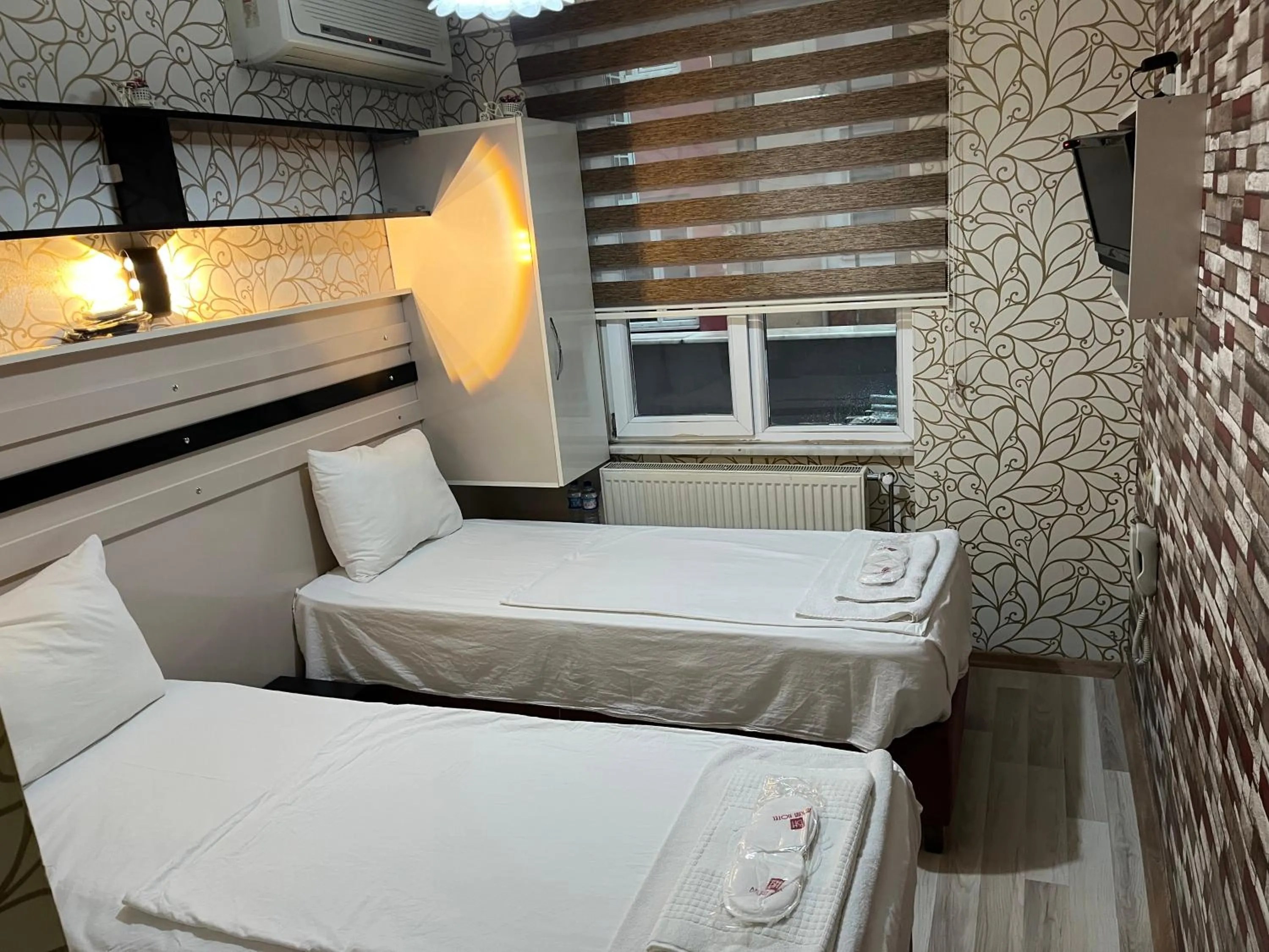 Photo of the whole room, Bed in Balkan Palace Edirne