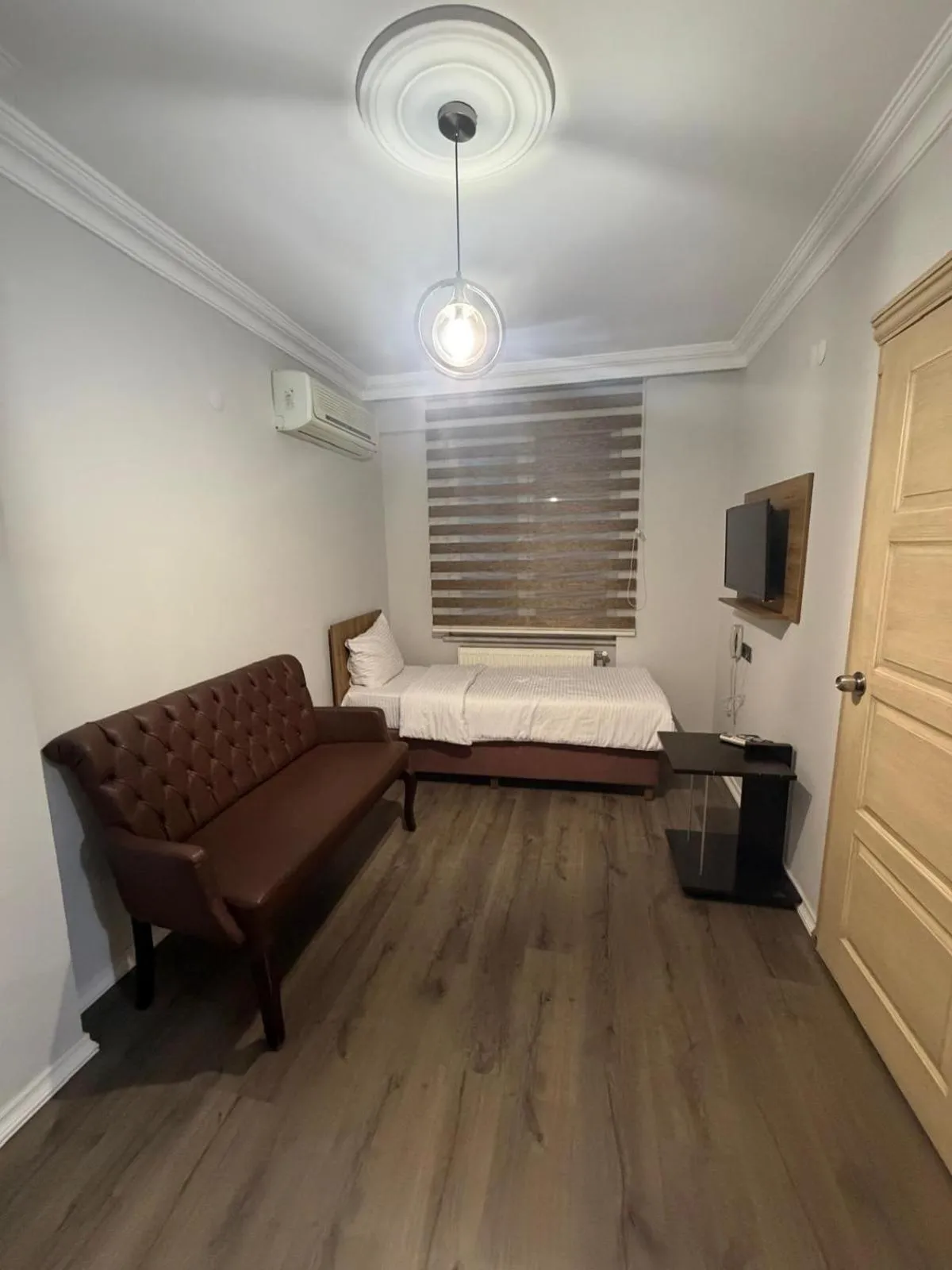 Seating area, Bed in Balkan Palace Edirne