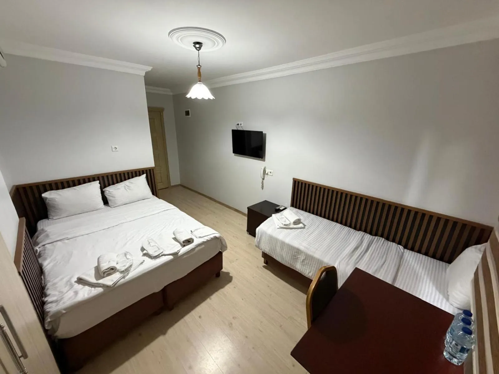 Photo of the whole room, Bed in Balkan Palace Edirne