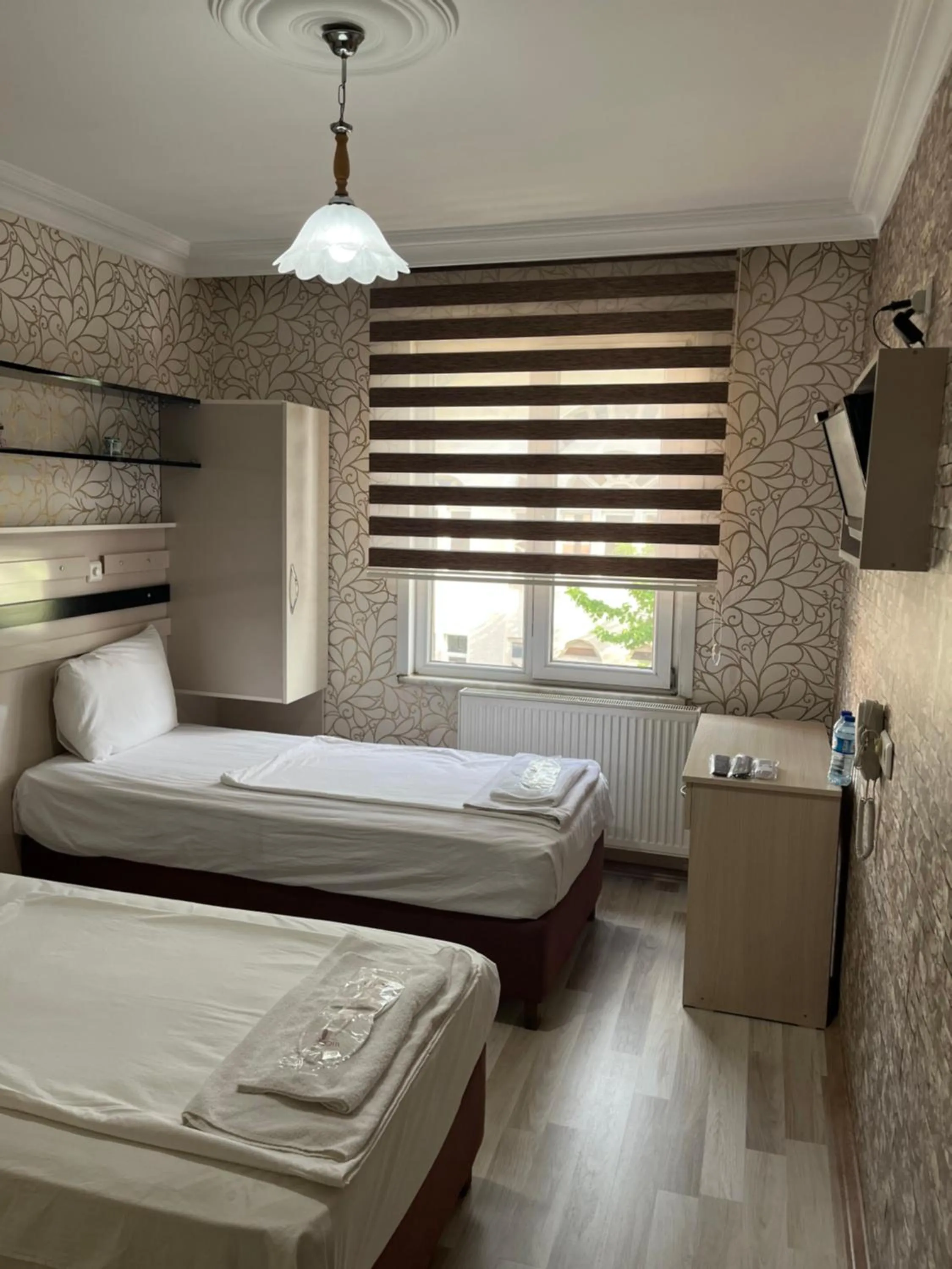 Photo of the whole room, Bed in Balkan Palace Edirne