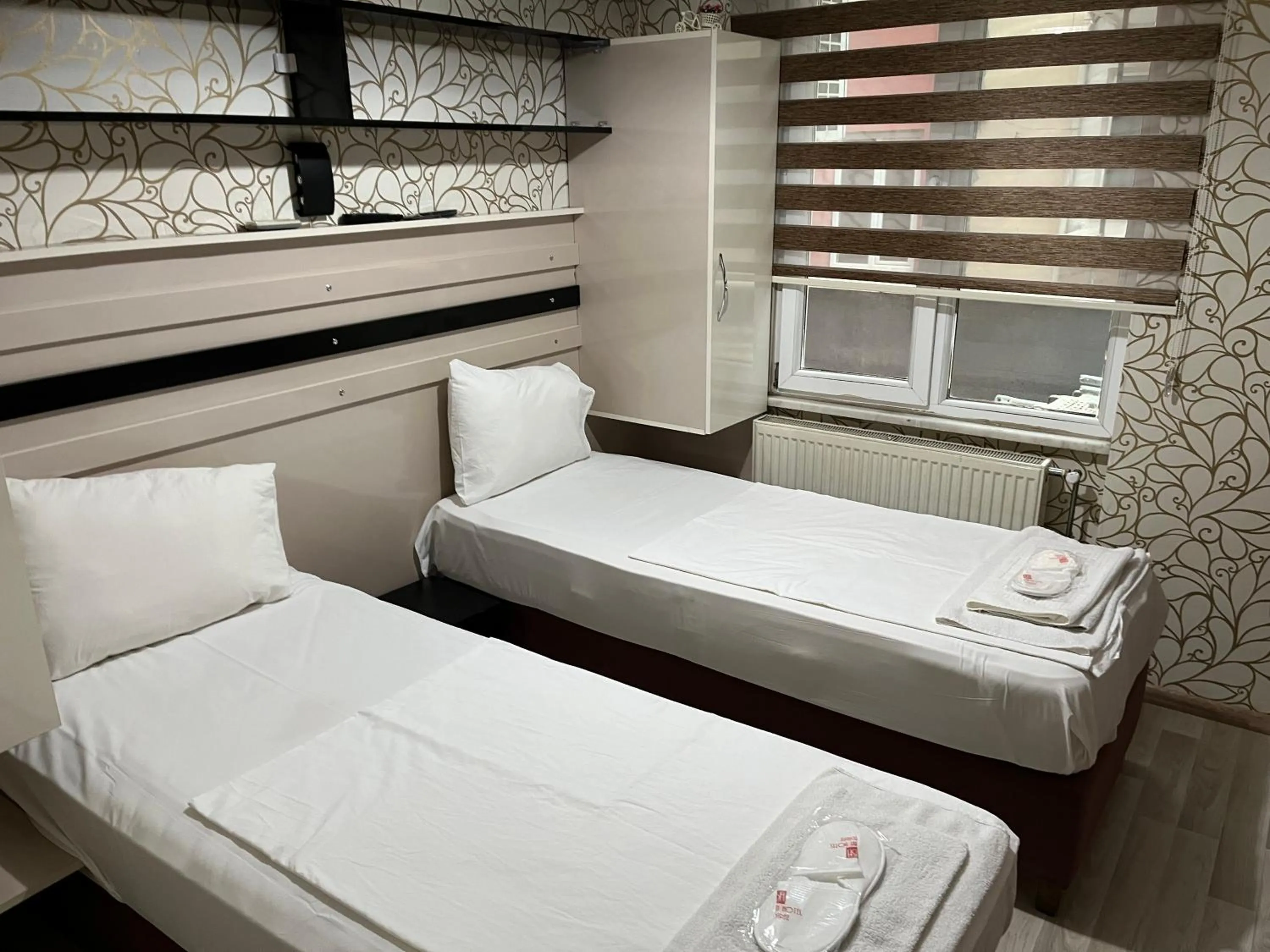 Photo of the whole room, Bed in Balkan Palace Edirne