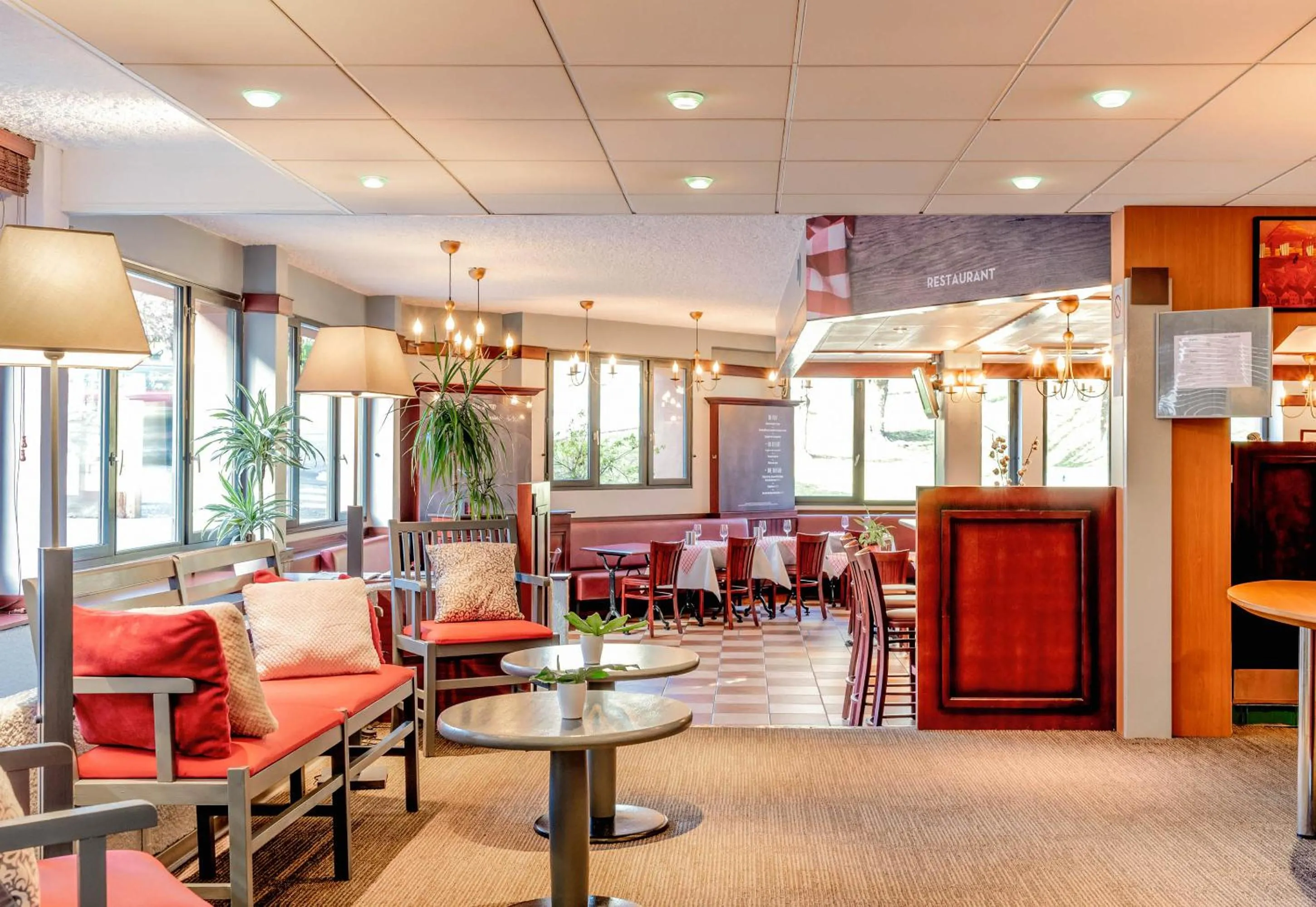 Restaurant/places to eat in B&B HOTEL Lourdes Centre