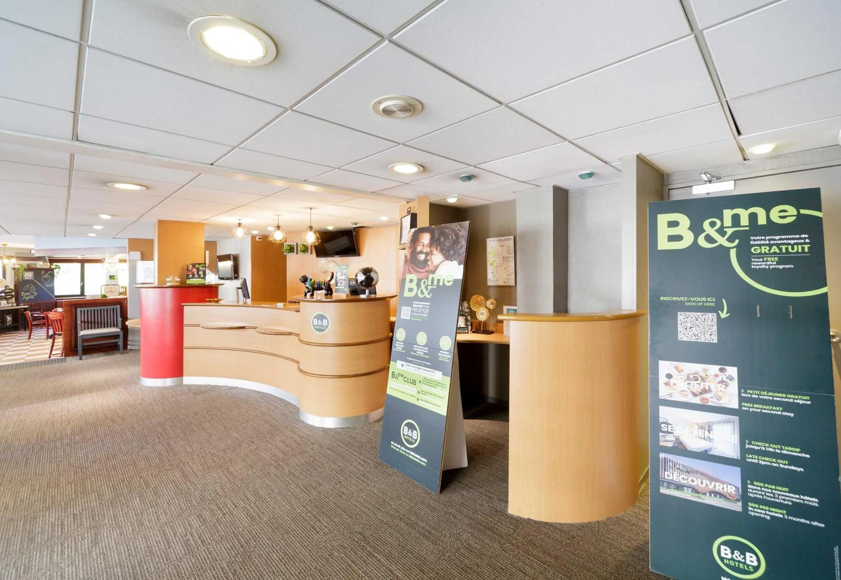 Lobby or reception in B&B HOTEL Lourdes Centre