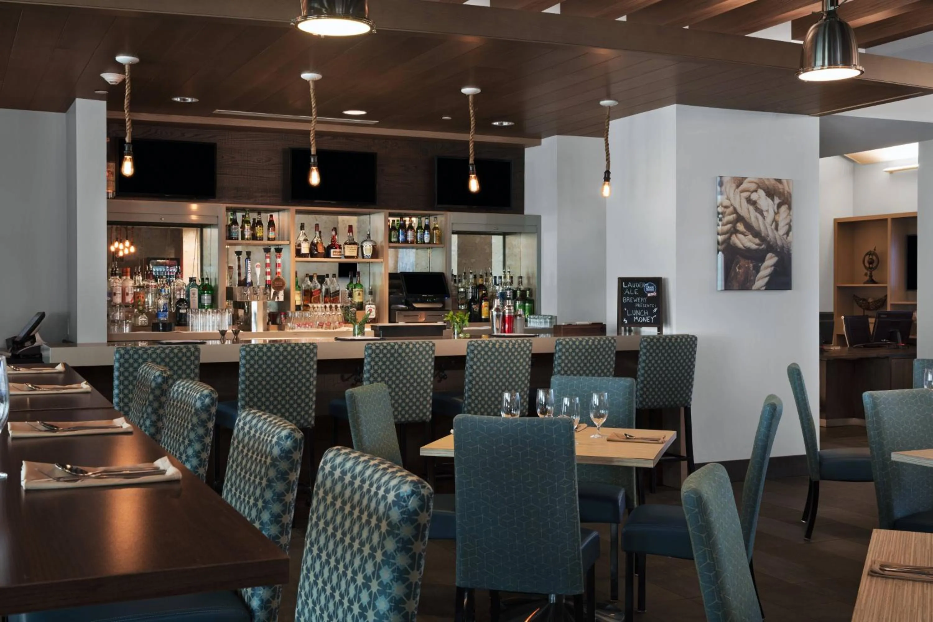 Lounge or bar in Four Points by Sheraton Fort Lauderdale Airport/Cruise Port