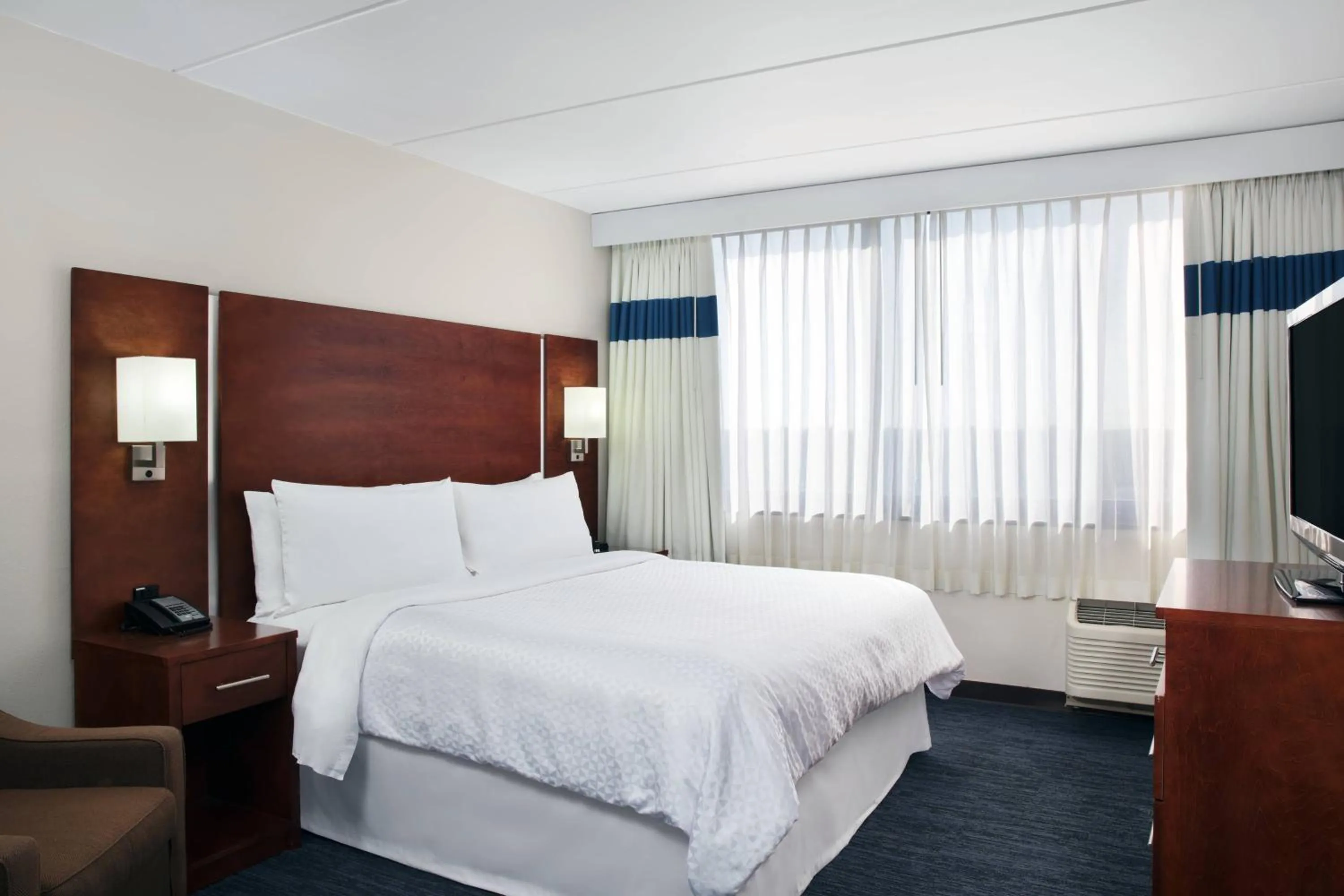 Photo of the whole room, Bed in Four Points by Sheraton Fort Lauderdale Airport/Cruise Port