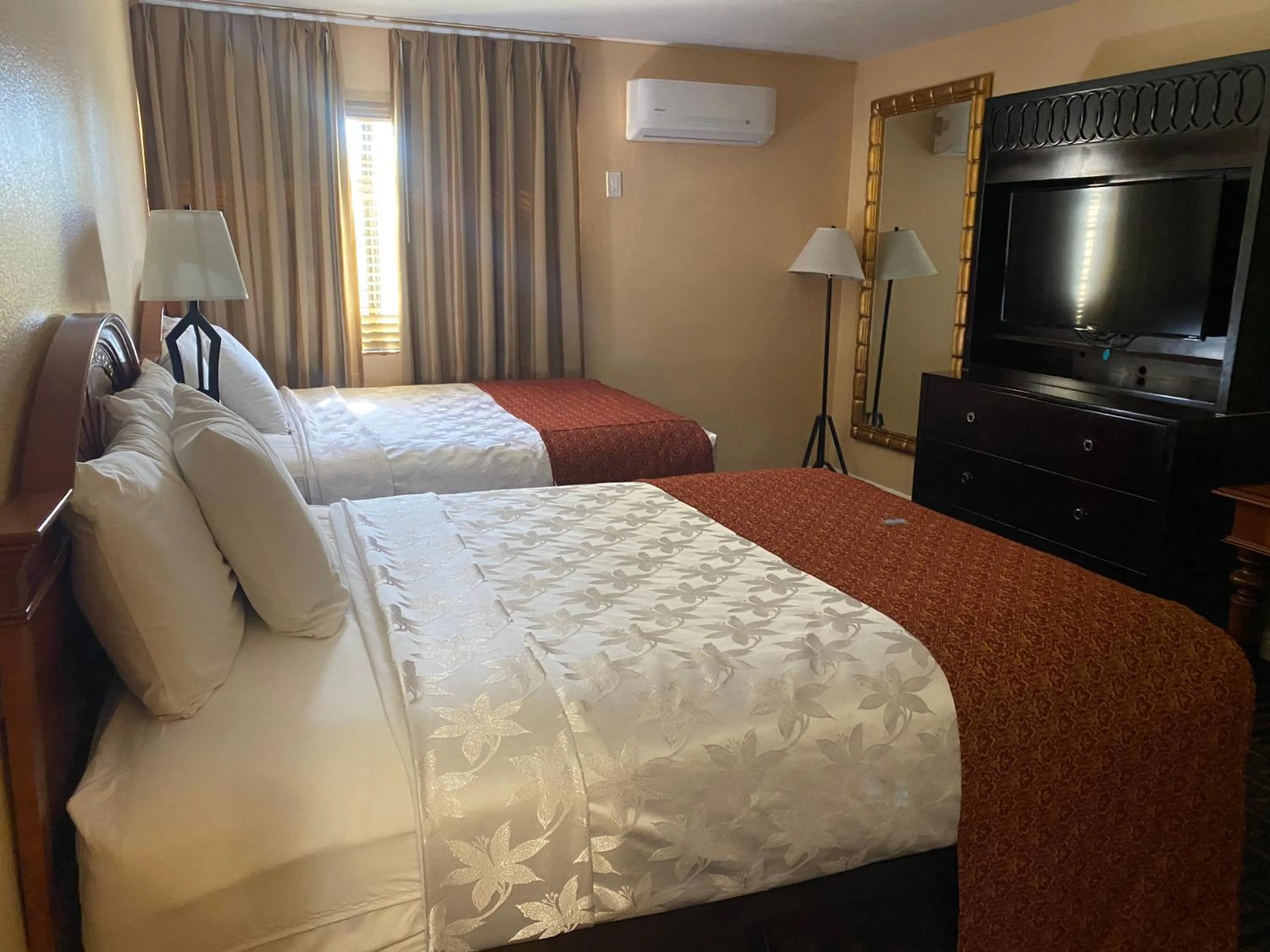 Bed in The Lemon Tree Hotel