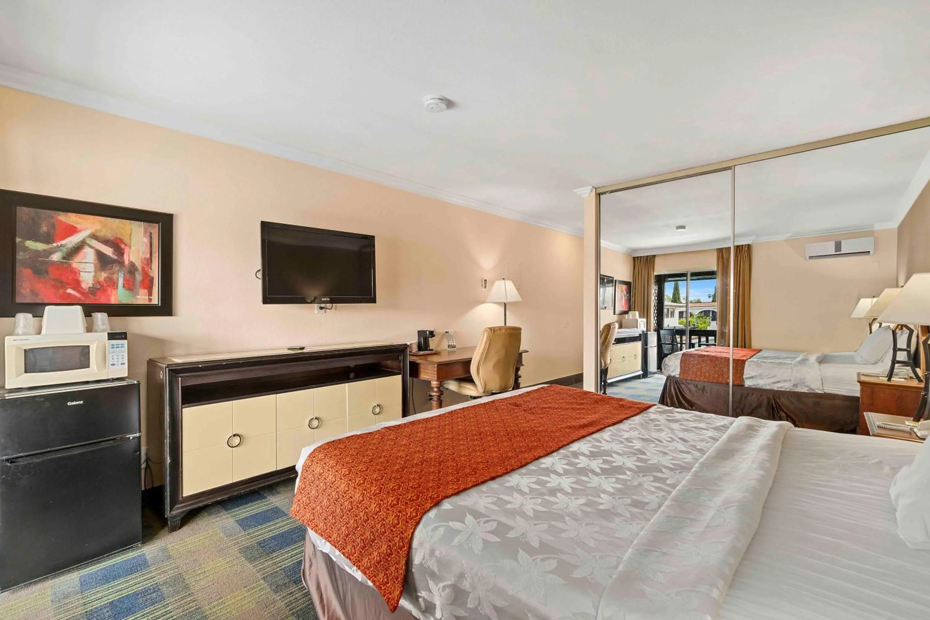 Bed in The Lemon Tree Hotel