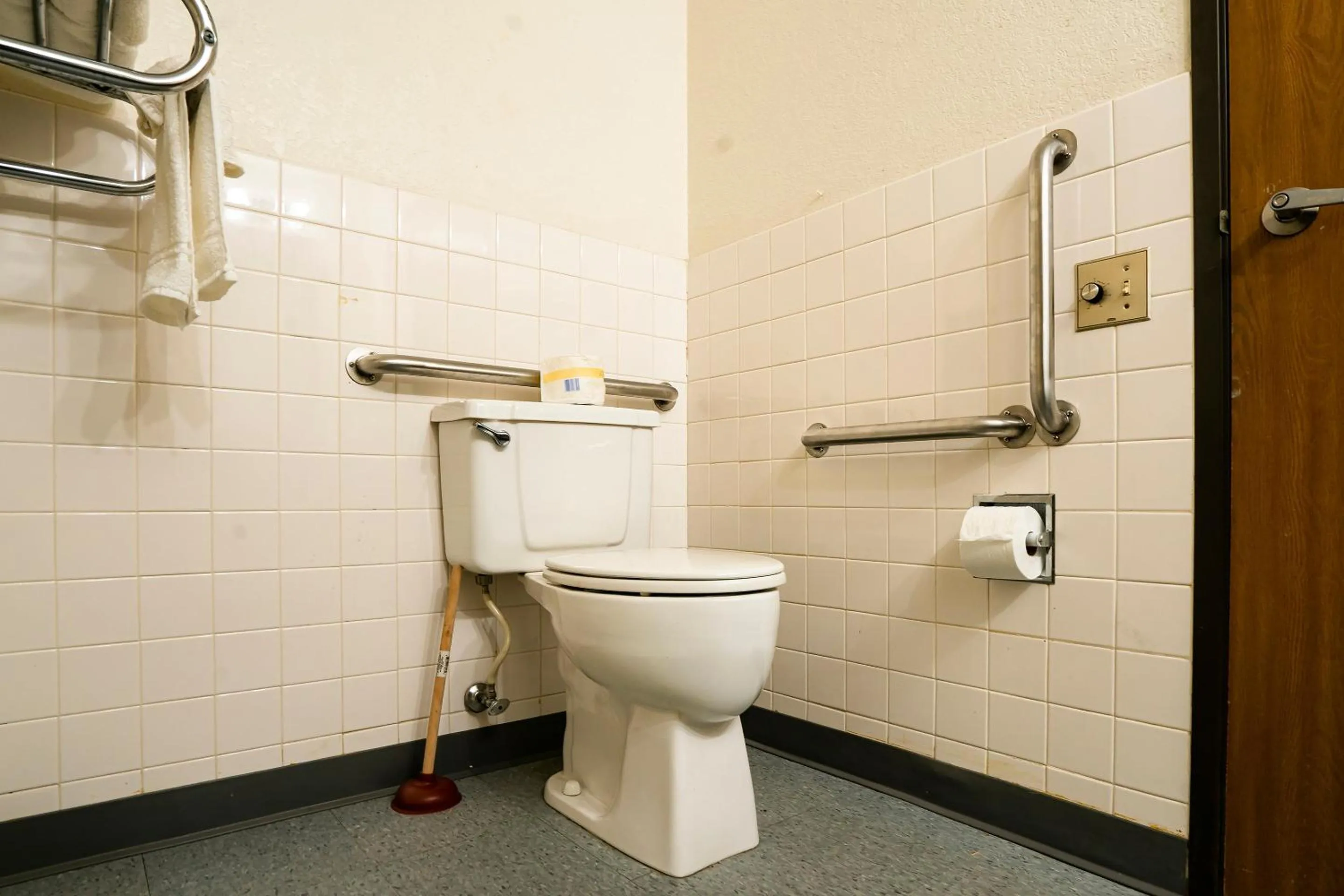 Bathroom in OYO Hotel Redwood Falls near Jackpot Casino