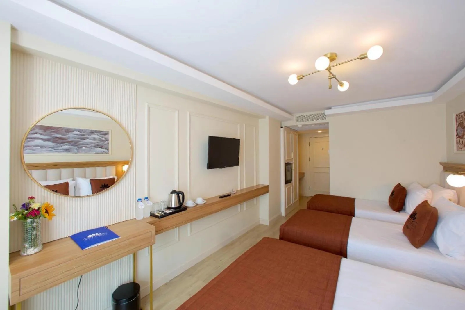 TV and multimedia, Bed in New Florenta Hotel
