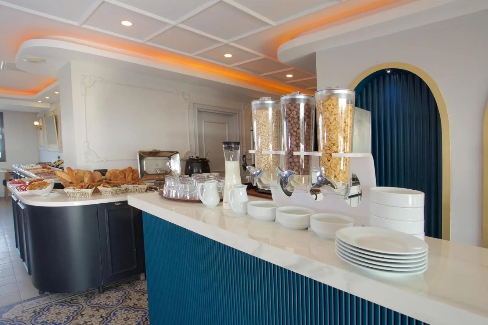 Restaurant/places to eat in New Florenta Hotel