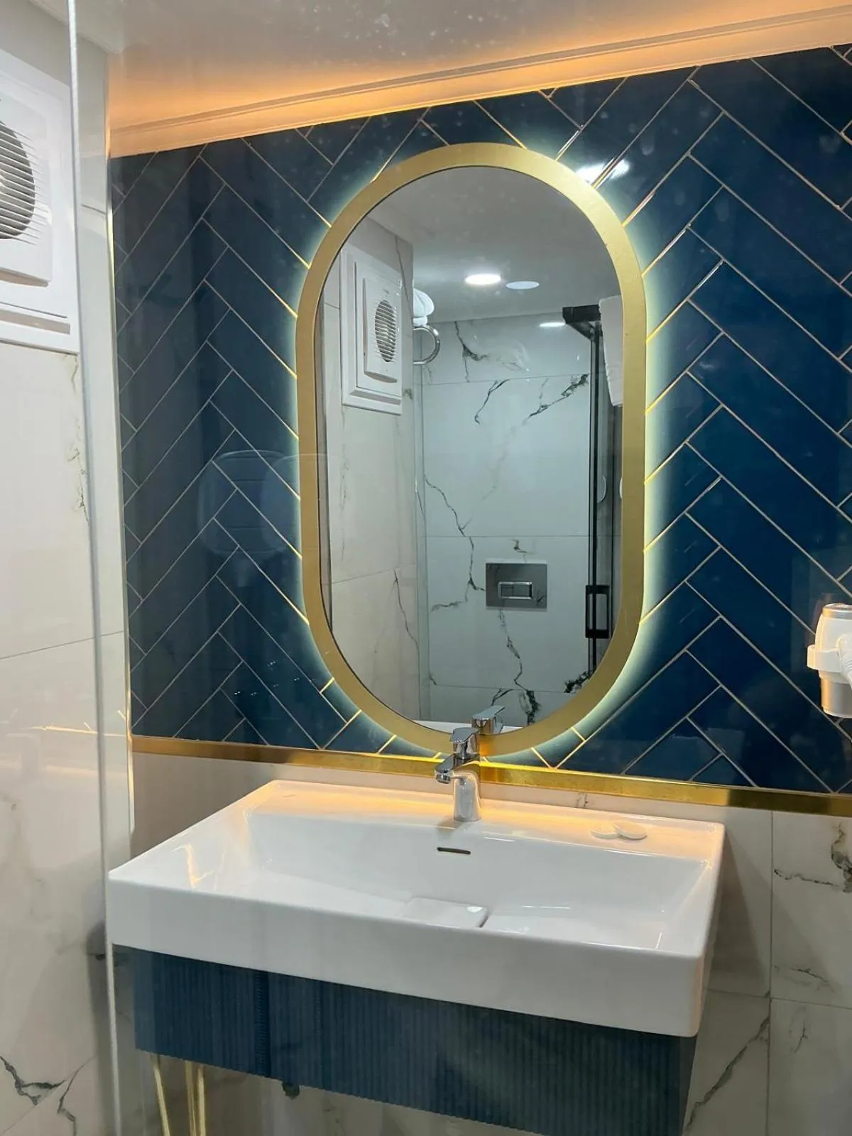 Bathroom in New Florenta Hotel