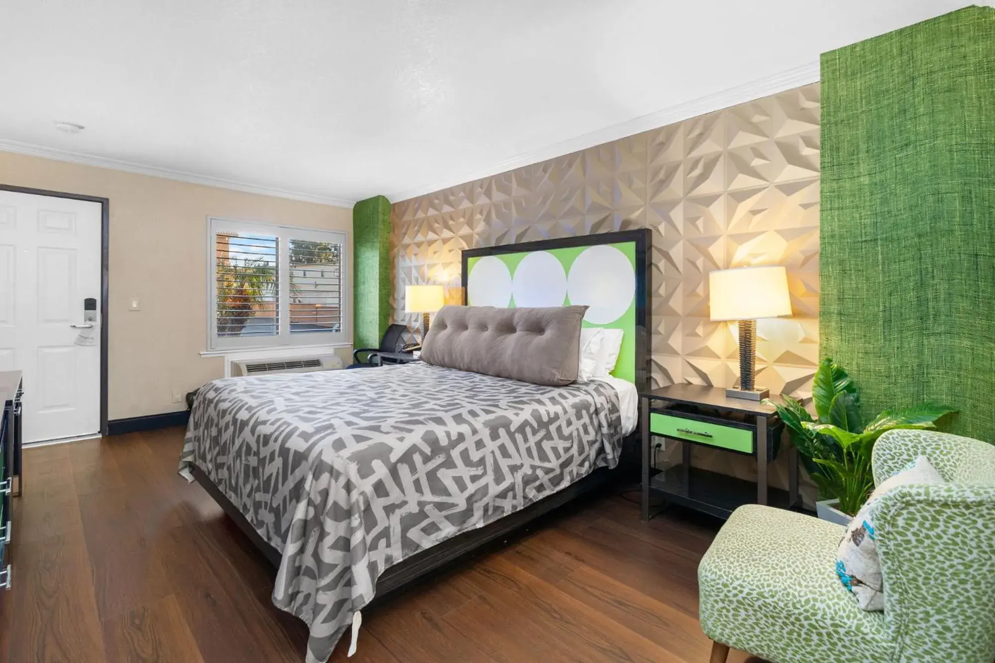 One King Deluxe Room in Santa Clarita Motel - Near six Flags Magic Mountain - Valencia One King Deluxe Room in Santa Clarita Motel - Near six Flags Magic Mountain - Valencia