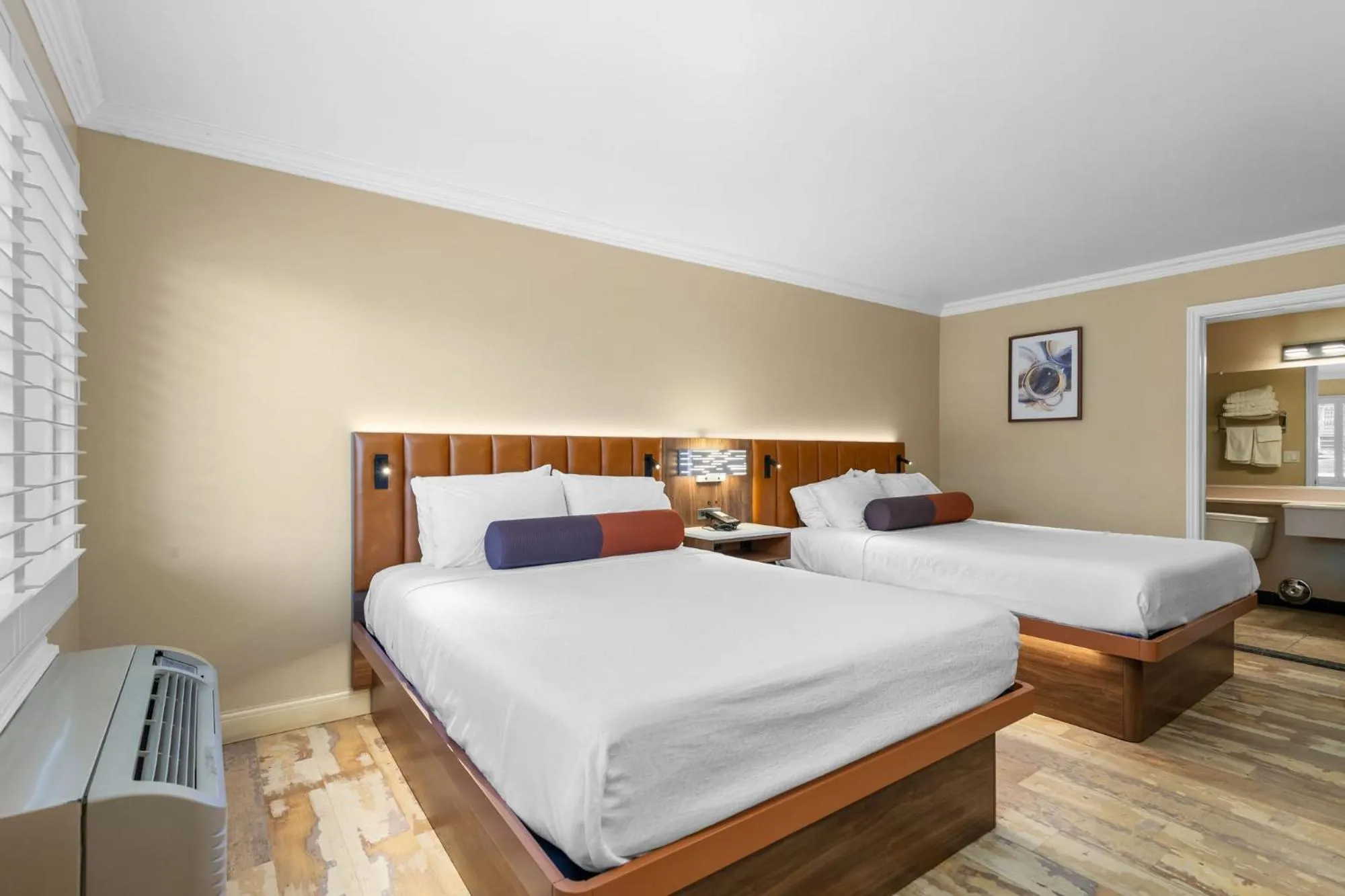 Bed in Santa Clarita Motel - Near six Flags Magic Mountain - Valencia