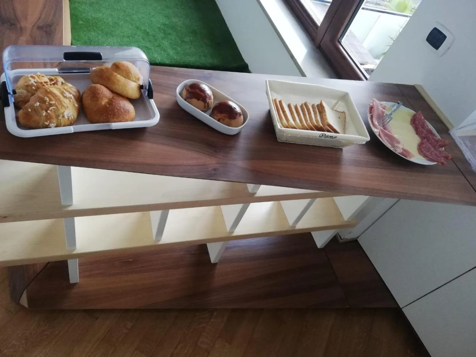 Continental breakfast in Rosso di sera