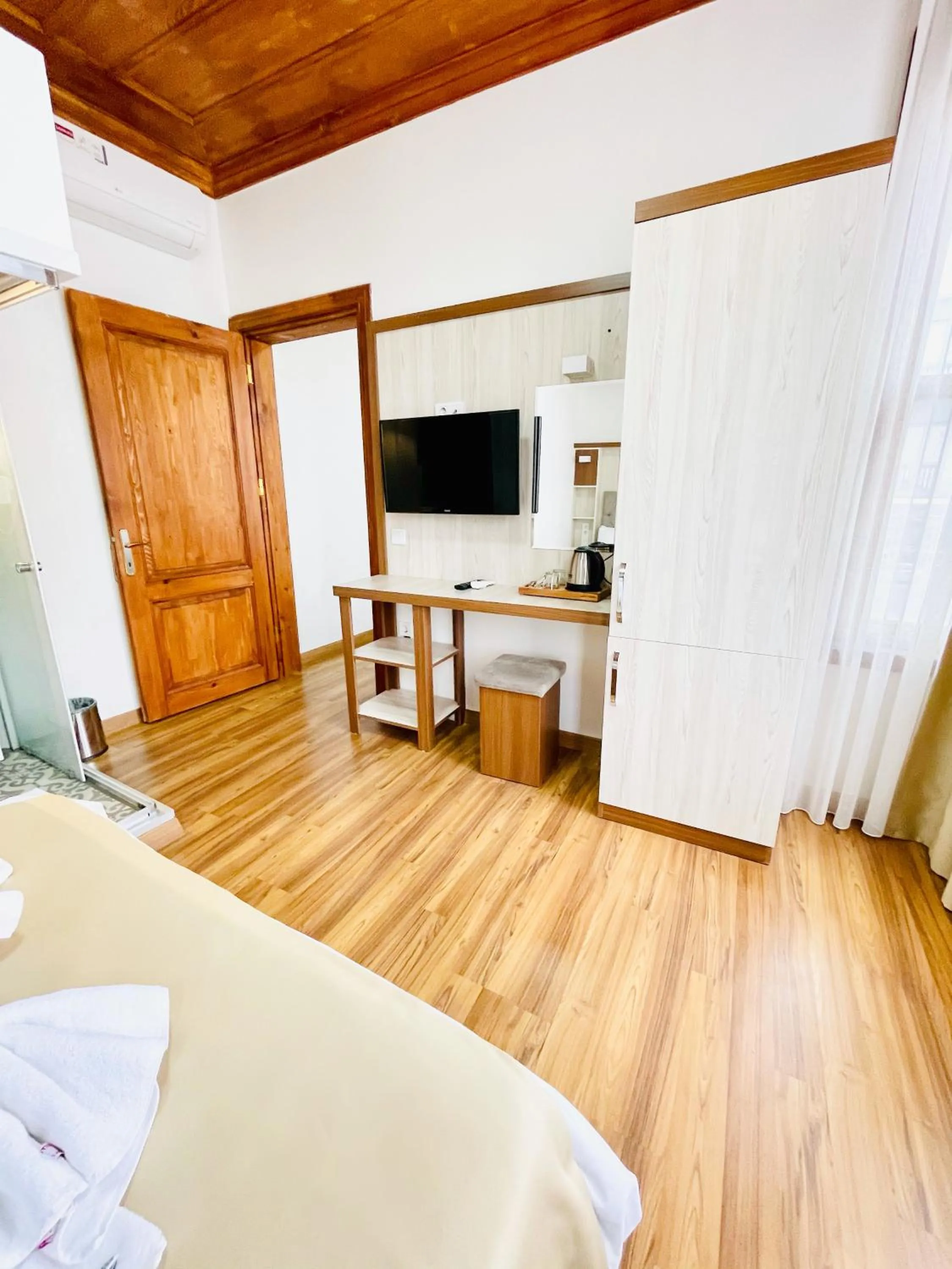 TV and multimedia in QONAQ HOTEL & SUITES