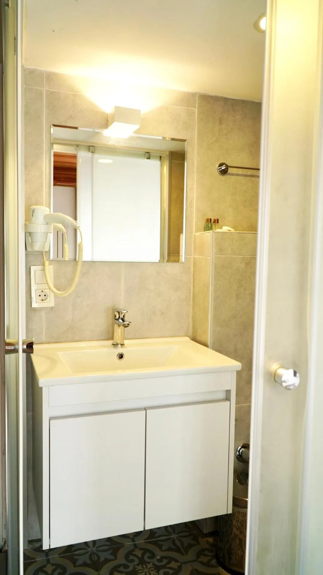 Toilet in QONAQ HOTEL & SUITES