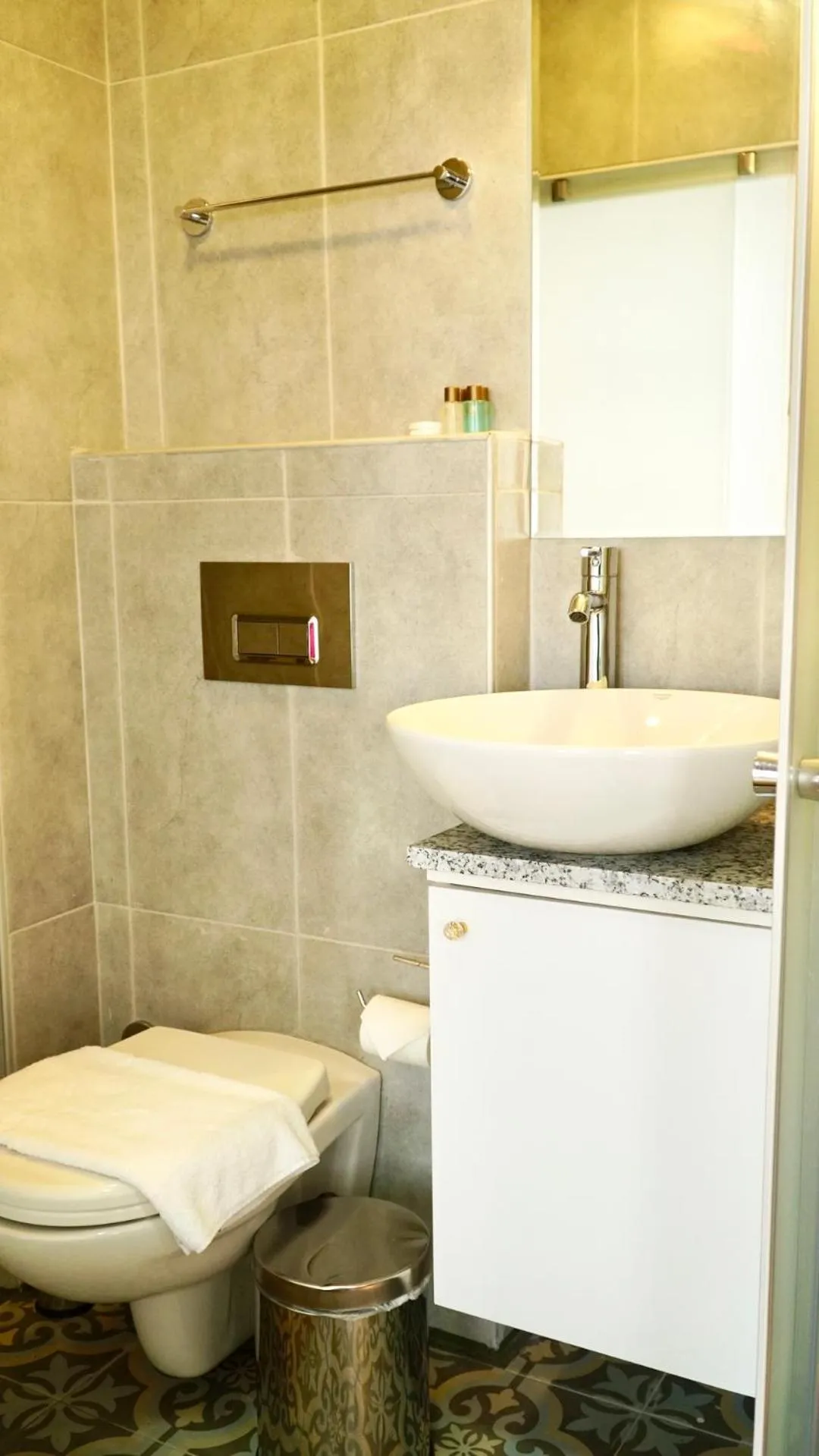 Toilet in QONAQ HOTEL & SUITES