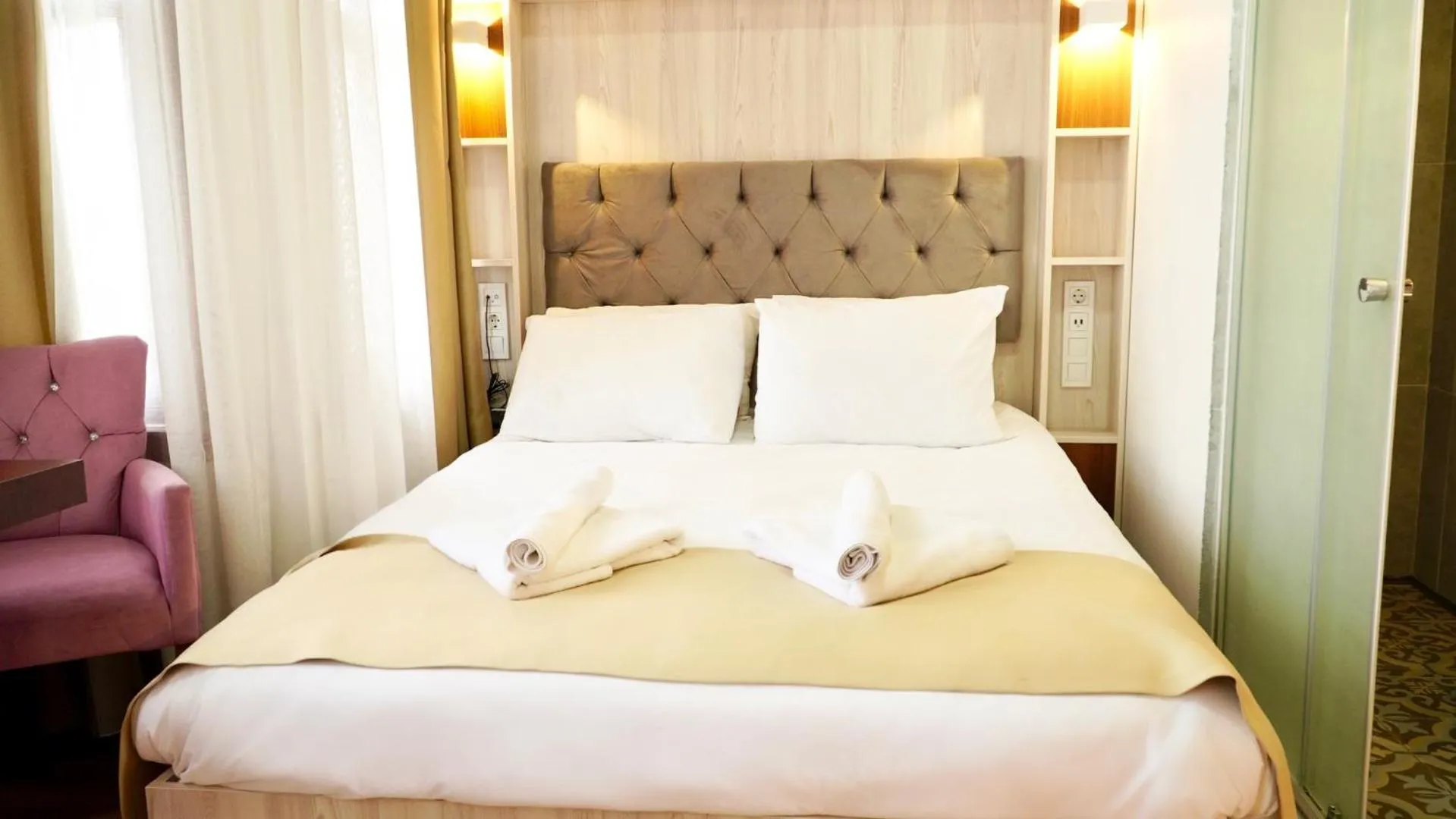 Bed in QONAQ HOTEL & SUITES