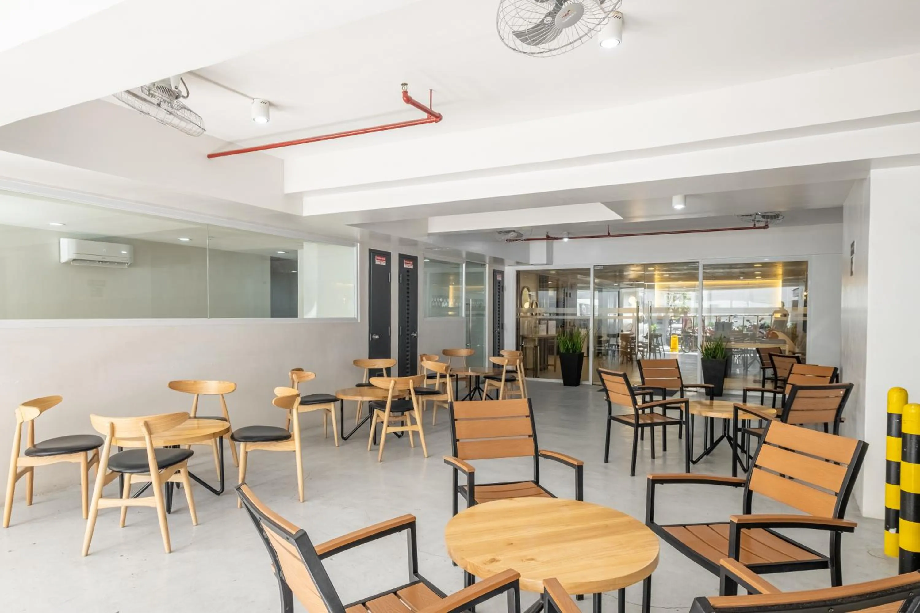 Restaurant/places to eat in iHotel Uptown BGC