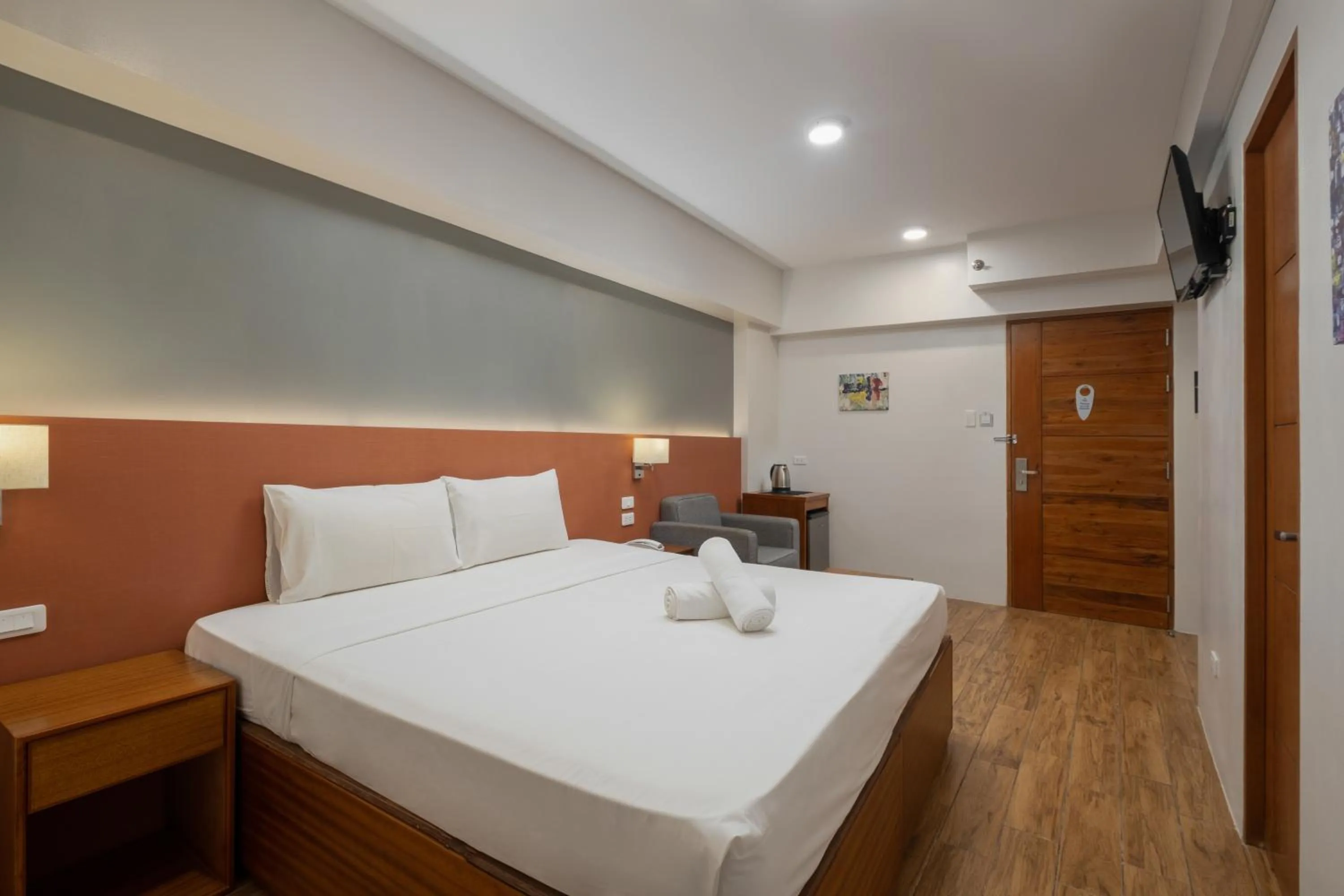 TV and multimedia, Bed in iHotel Uptown BGC