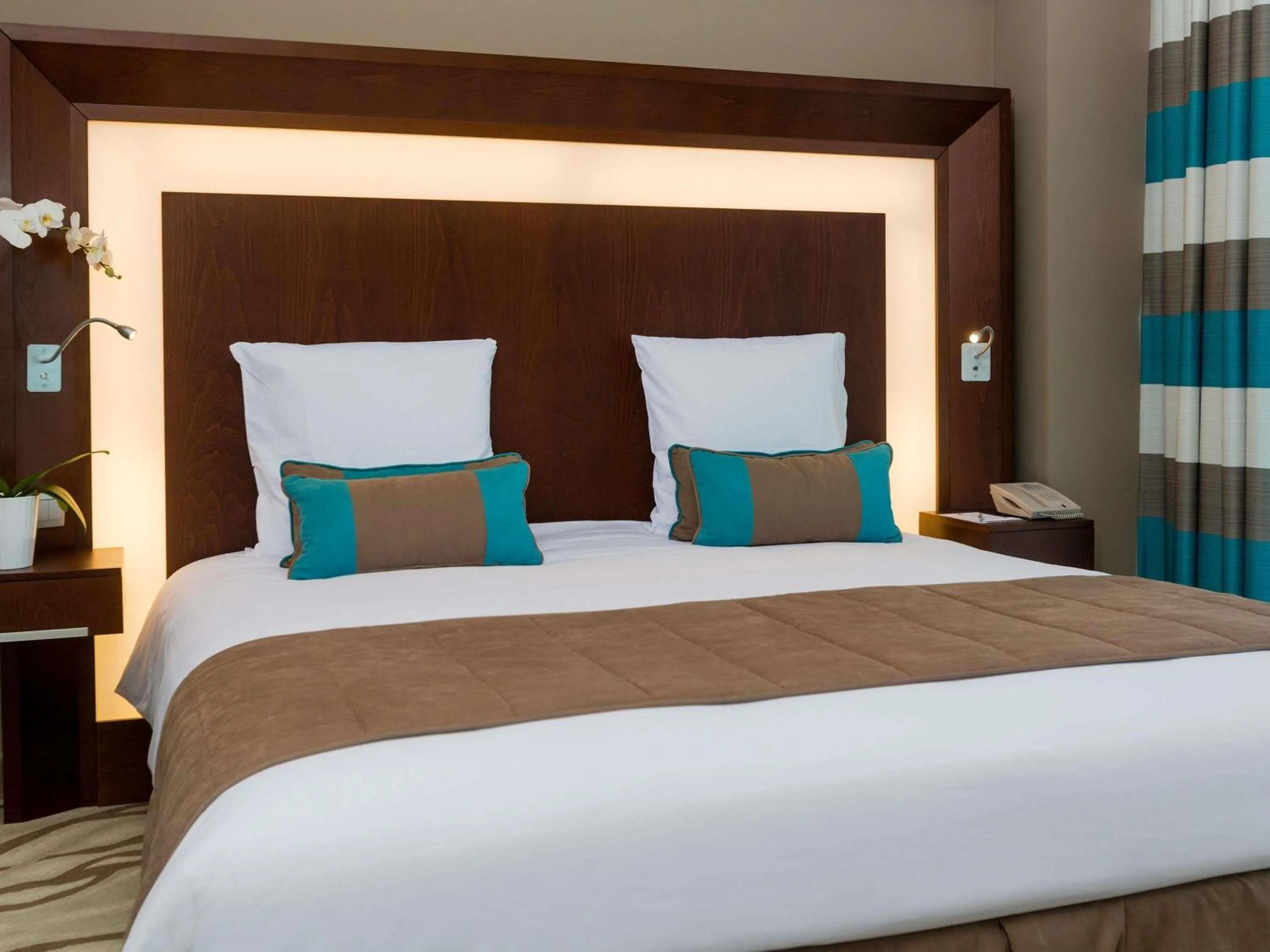 Bedroom, Bed in Novotel Dubai Al Barsha