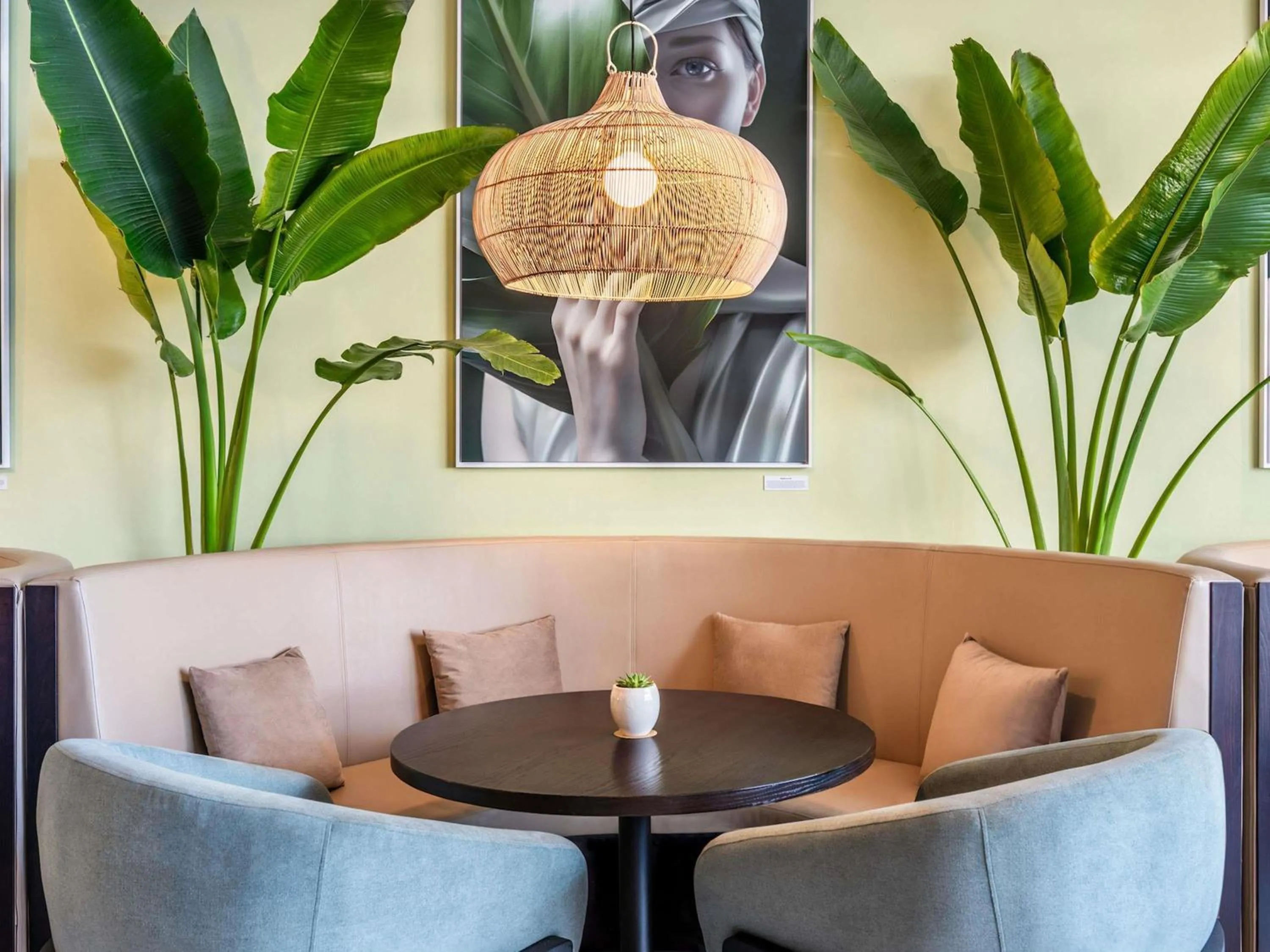 Restaurant/places to eat in Novotel Dubai Al Barsha