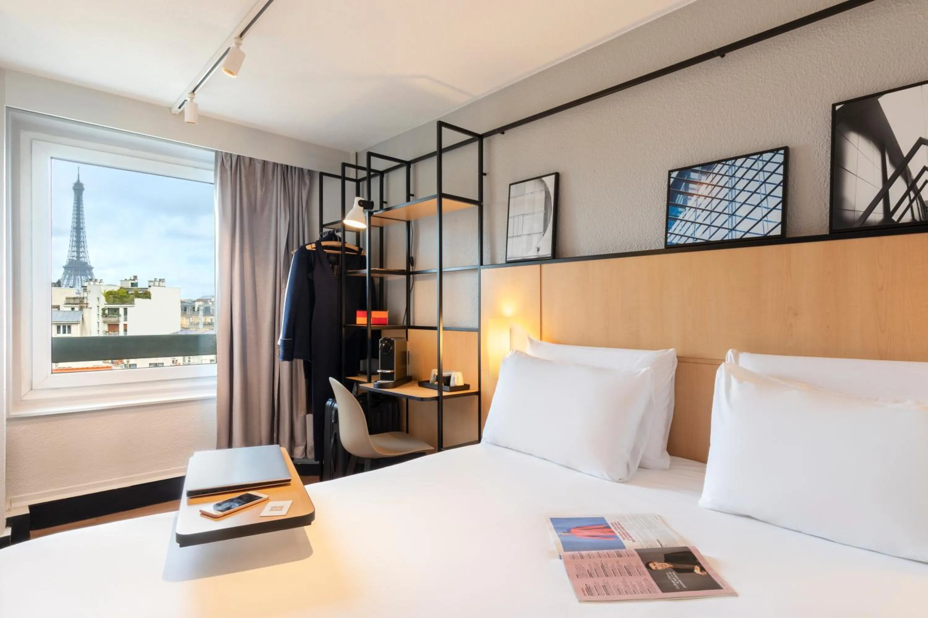 View (from property/room), Bed in Ibis Paris Tour Eiffel Cambronne 15ème