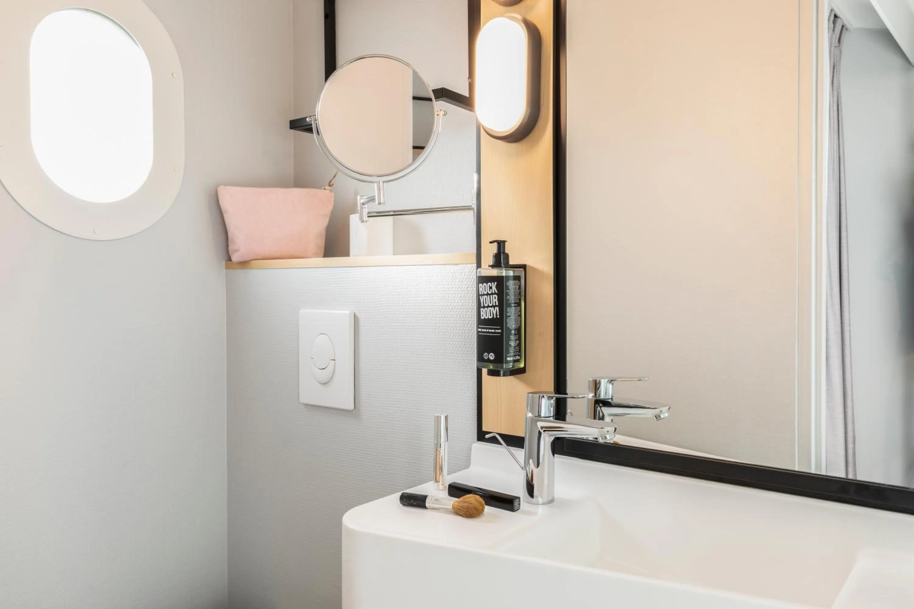 Bathroom in Ibis Paris Tour Eiffel Cambronne 15ème