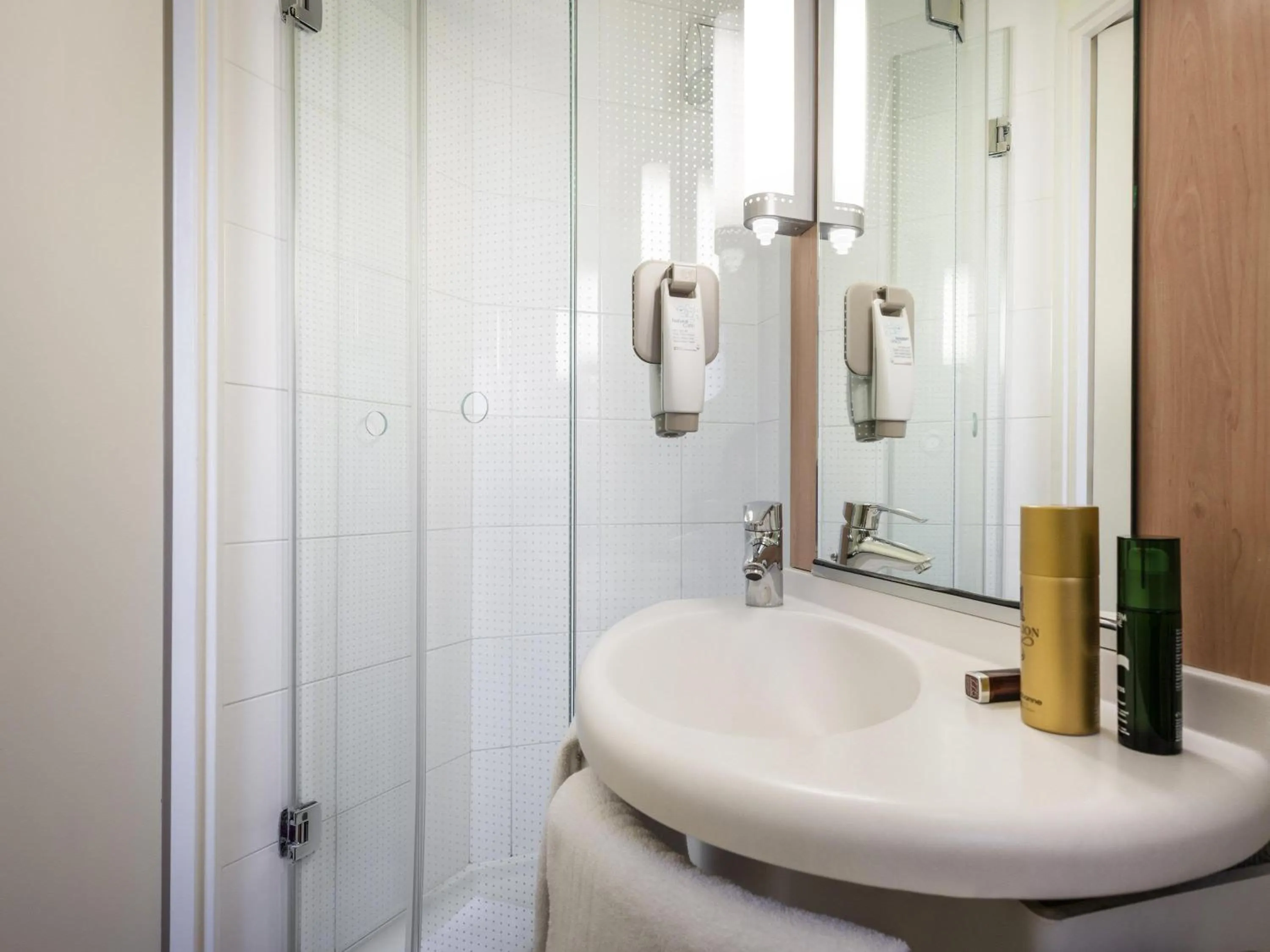 Bedroom in Ibis Paris Tour Eiffel Cambronne 15ème