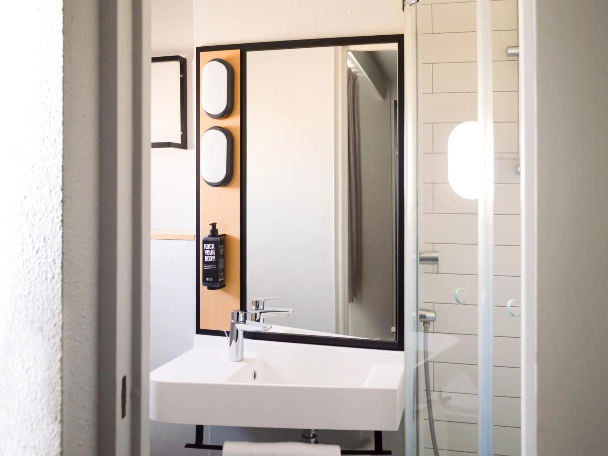 Bathroom in Ibis Paris Tour Eiffel Cambronne 15ème