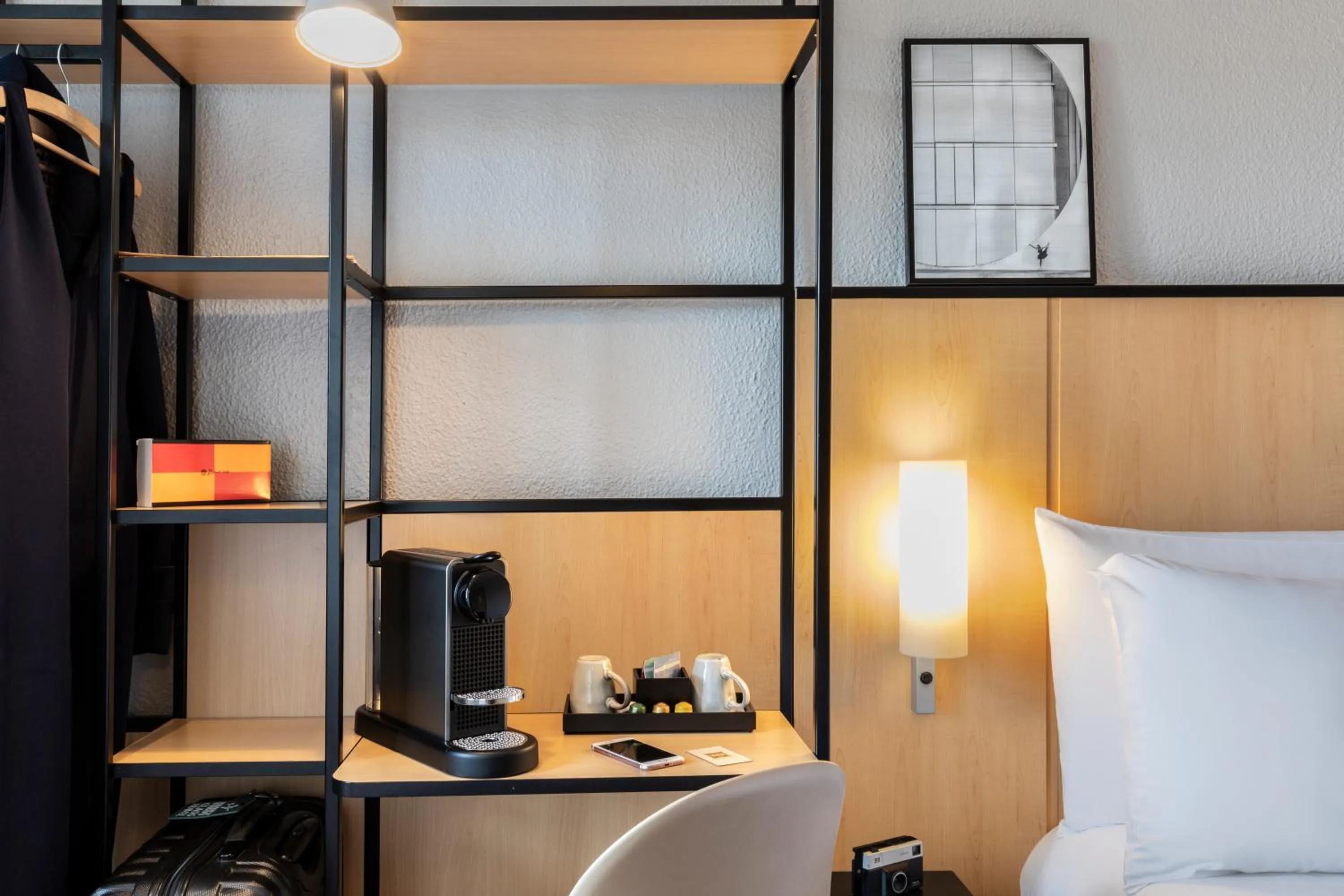 Coffee/tea facilities, Bed in Ibis Paris Tour Eiffel Cambronne 15ème