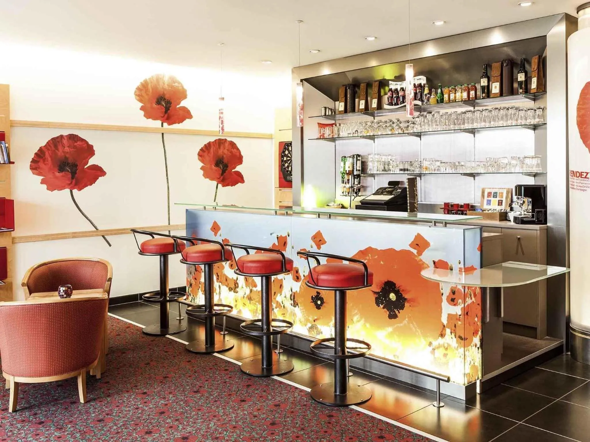 Lounge or bar in ibis Châtellerault