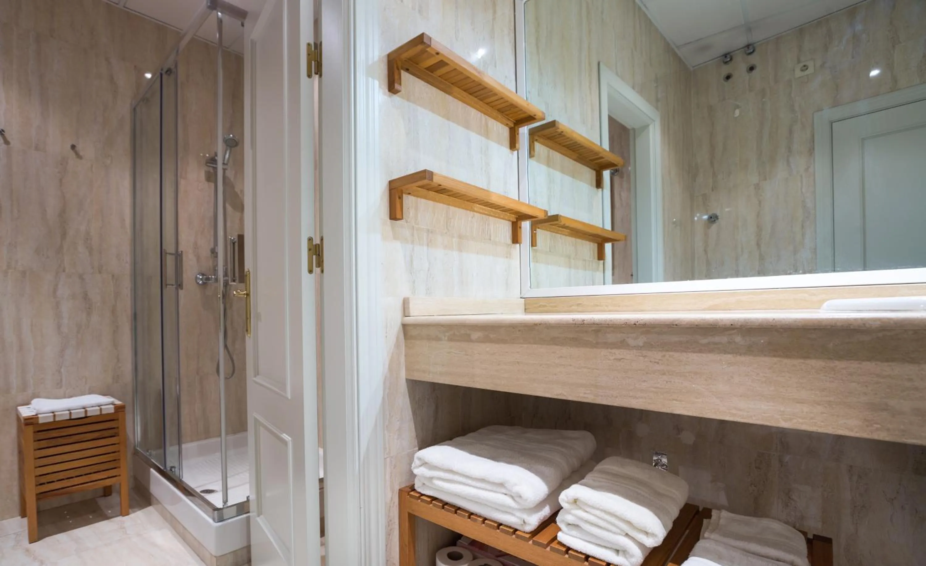 Shower in CSE Apartamentos Altamira