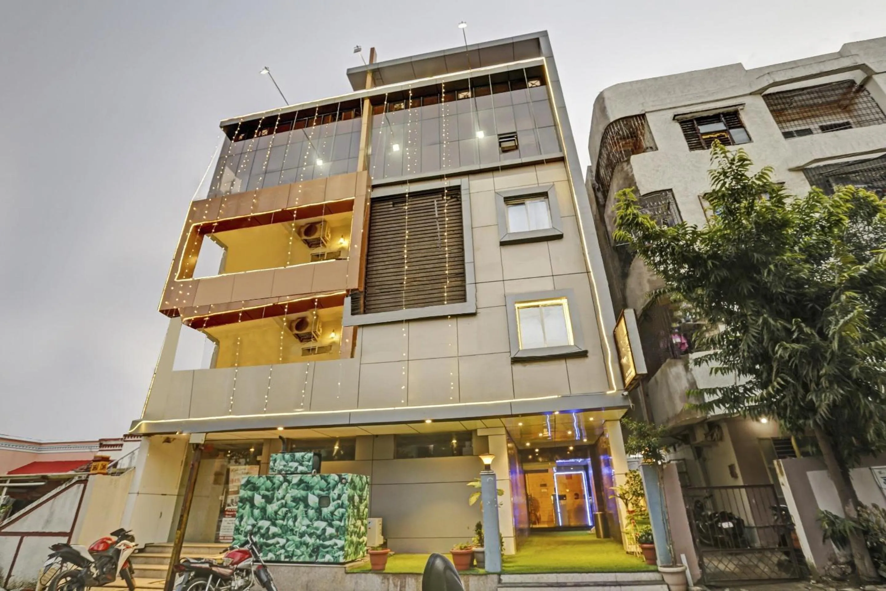 Facade/entrance in Hotel O Happy Stay