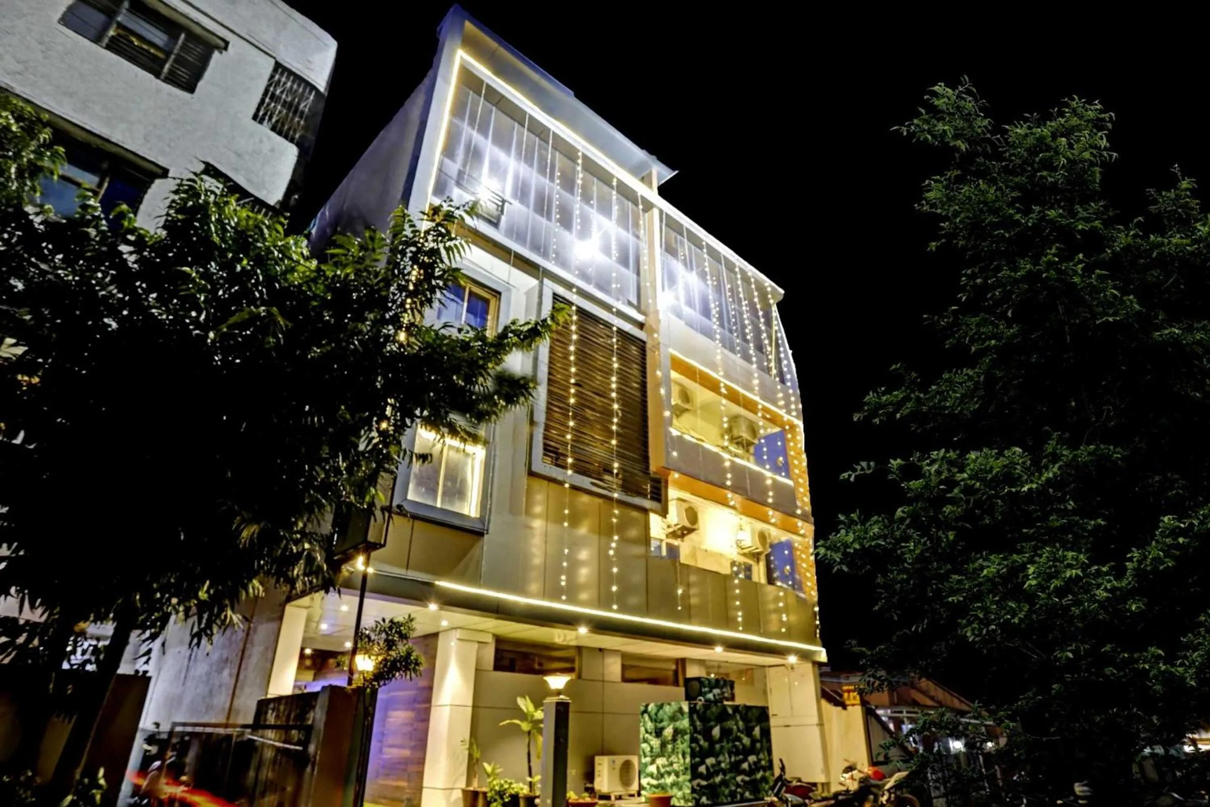 Facade/entrance in Hotel O Happy Stay