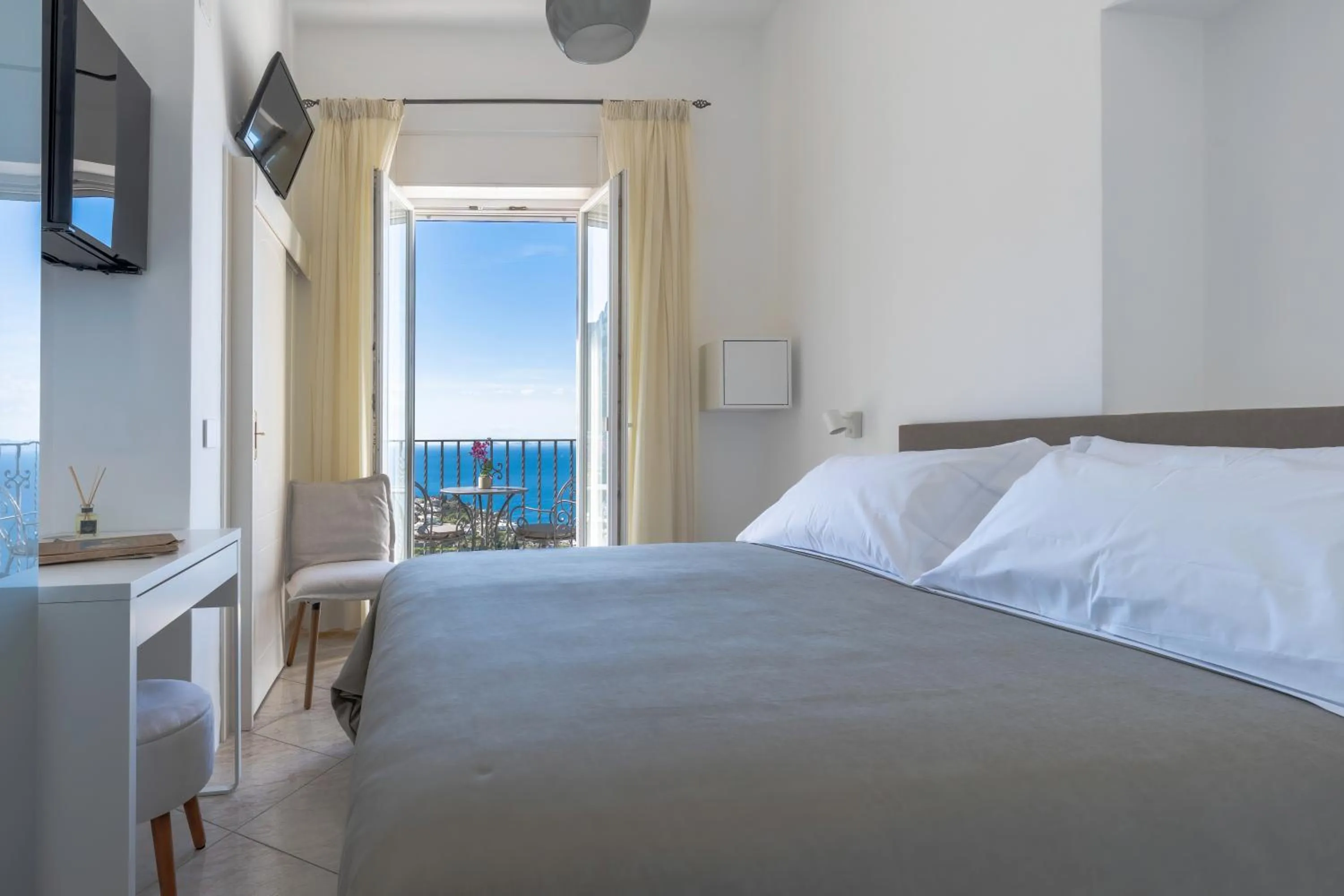 Bed in Albergo La Prora