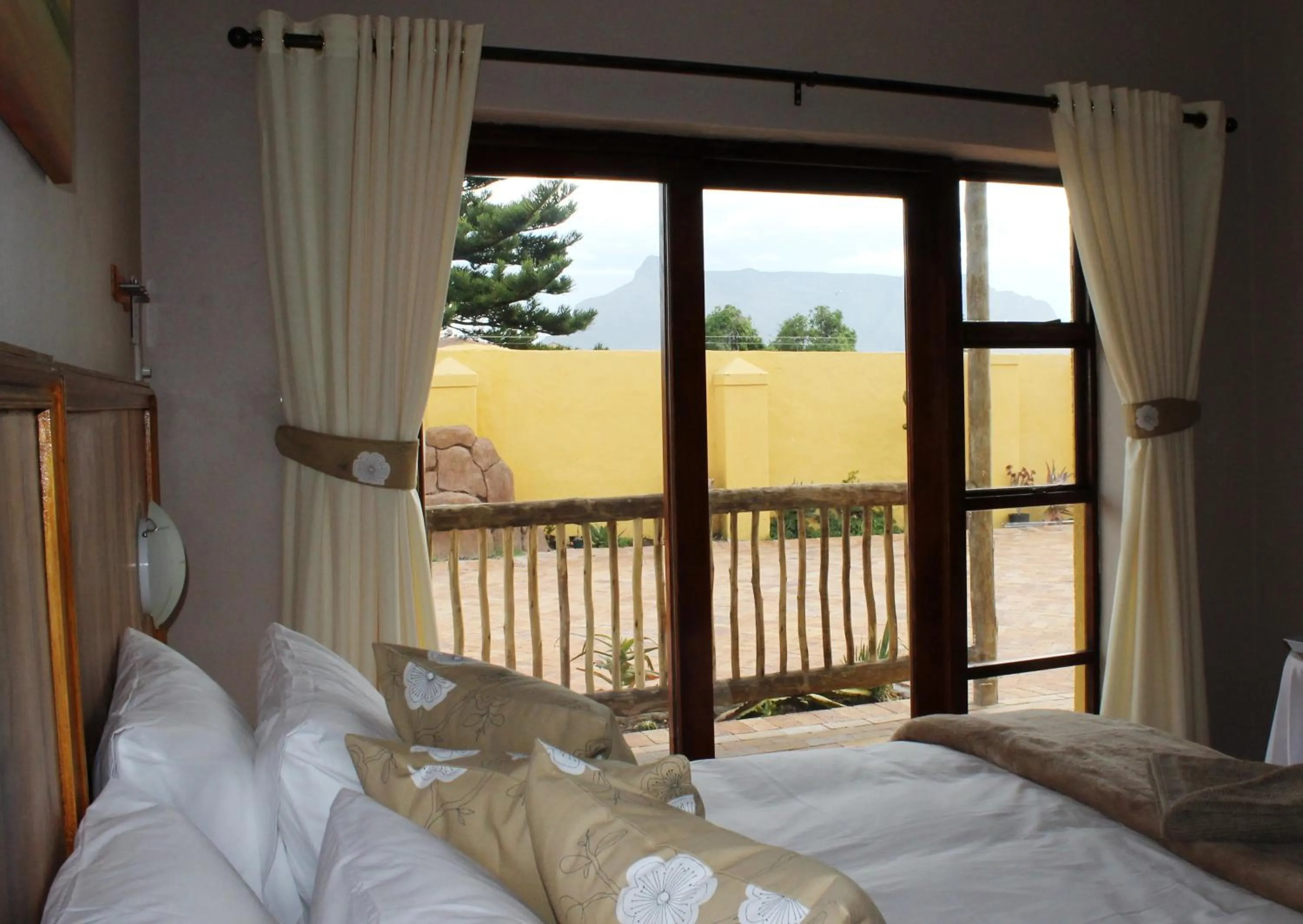 Bed in Flintstones Guest House Cape Town