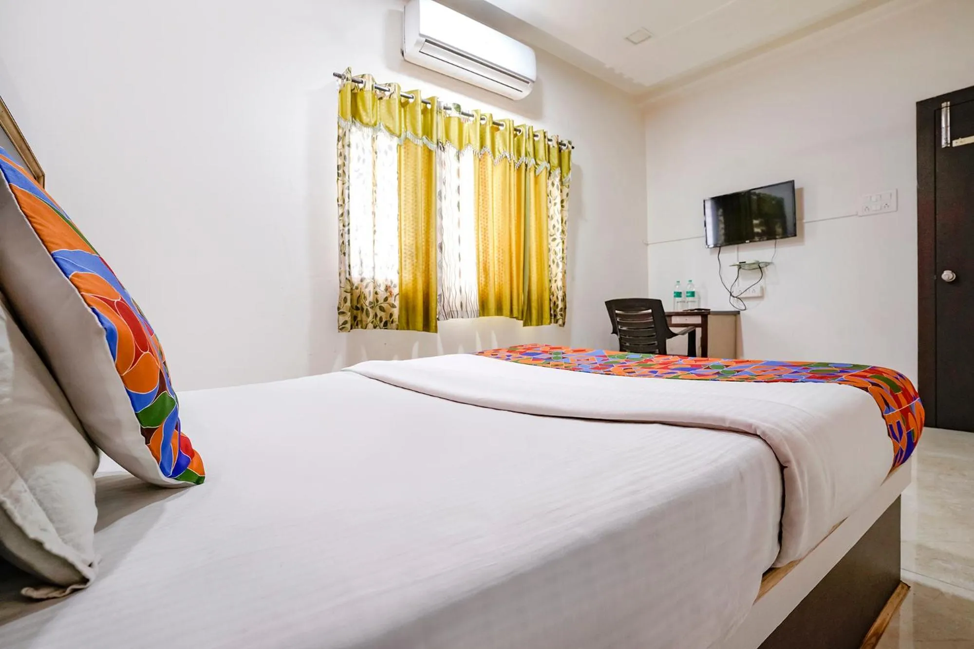 Communal lounge/ TV room, Bed in Via Sai Lodging - Nashik Railway Station