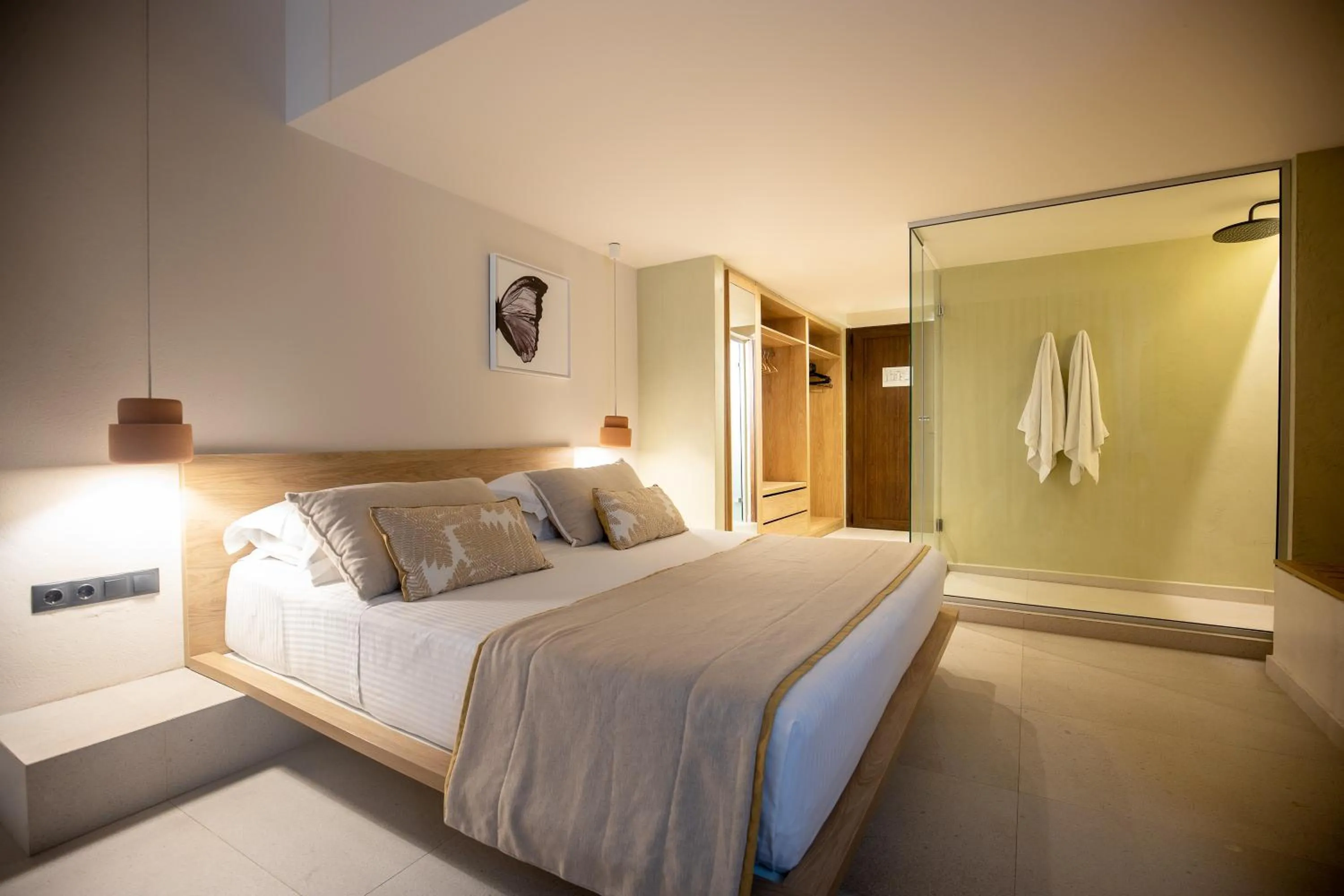 Shower, Bed in Kouros Exclusive Hotel & Suites - Adults Only
