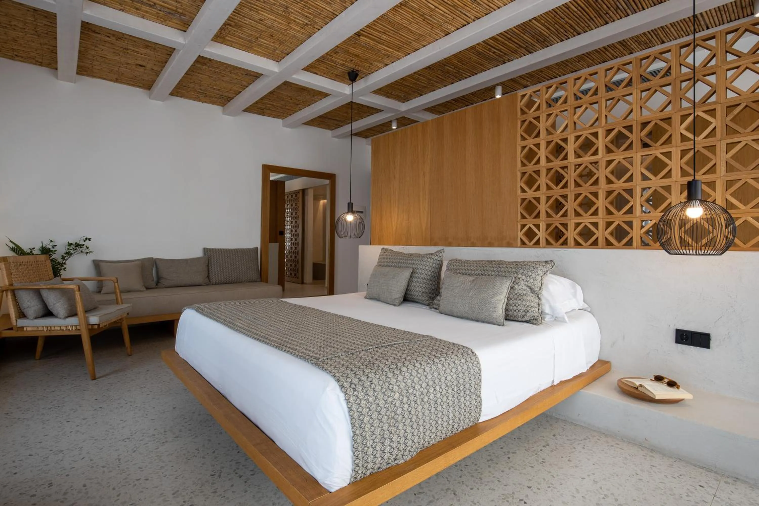 Seating area, Bed in Kouros Exclusive Hotel & Suites - Adults Only