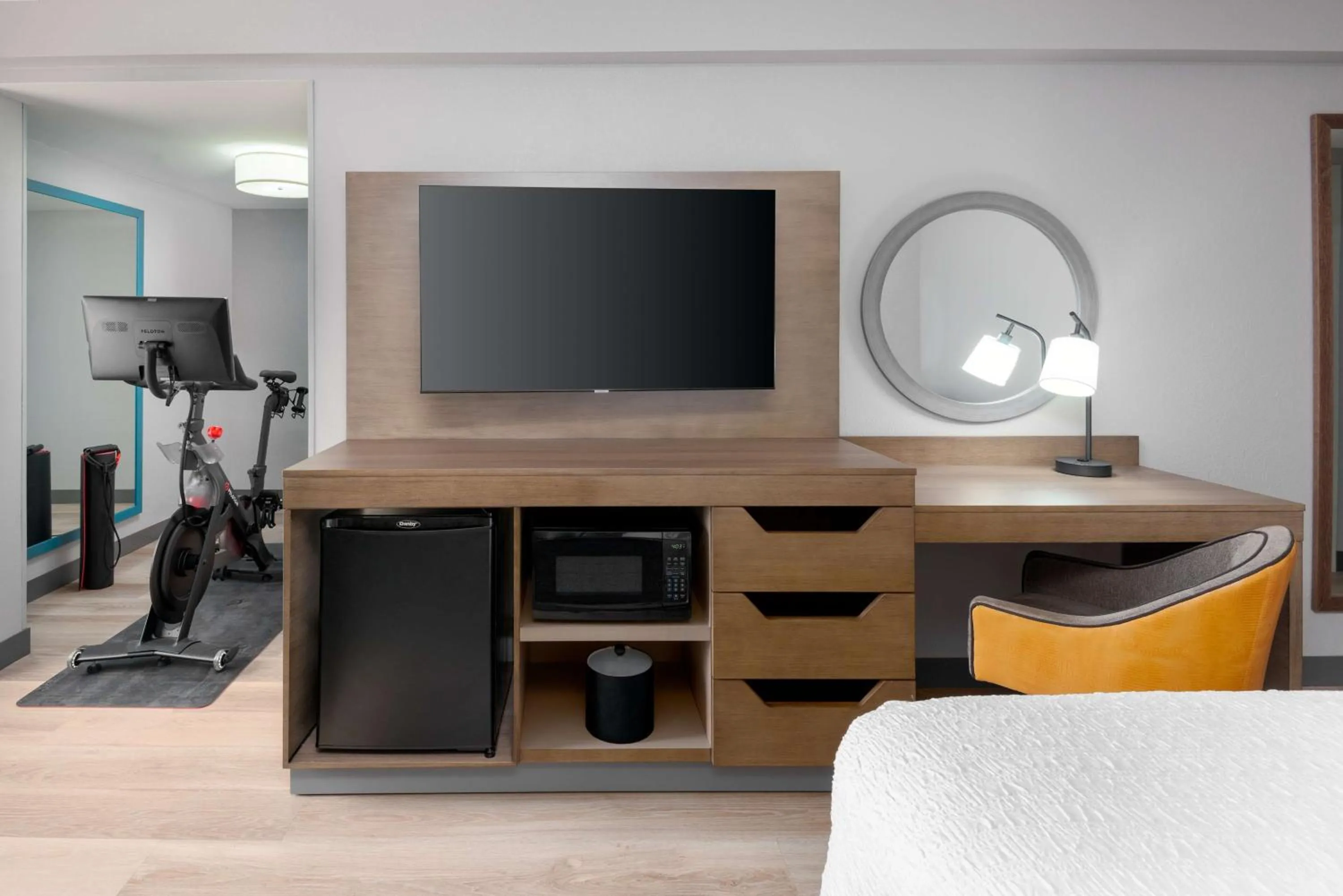 Bedroom in Hampton Inn Hartford Airport