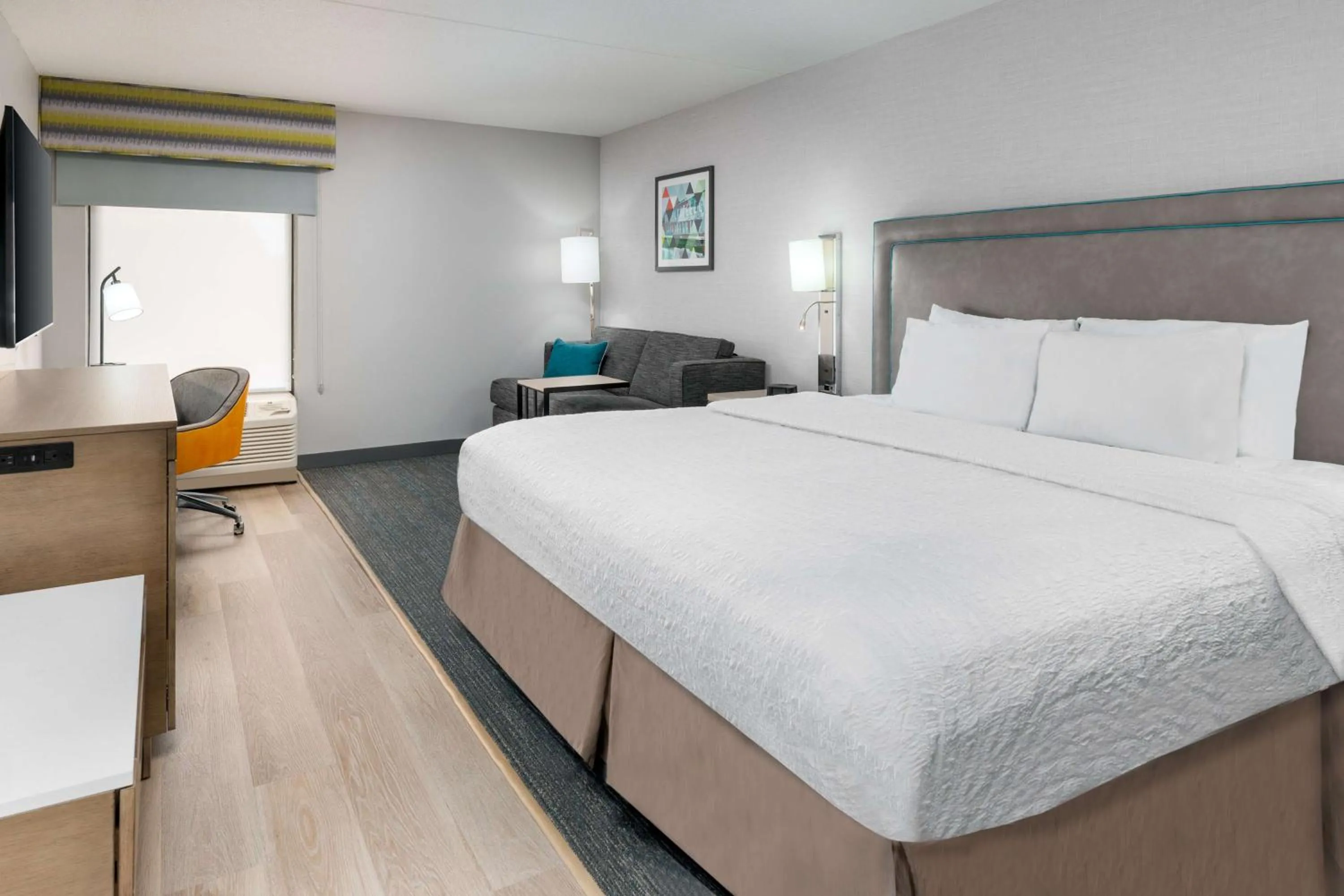 Bed in Hampton Inn Hartford Airport