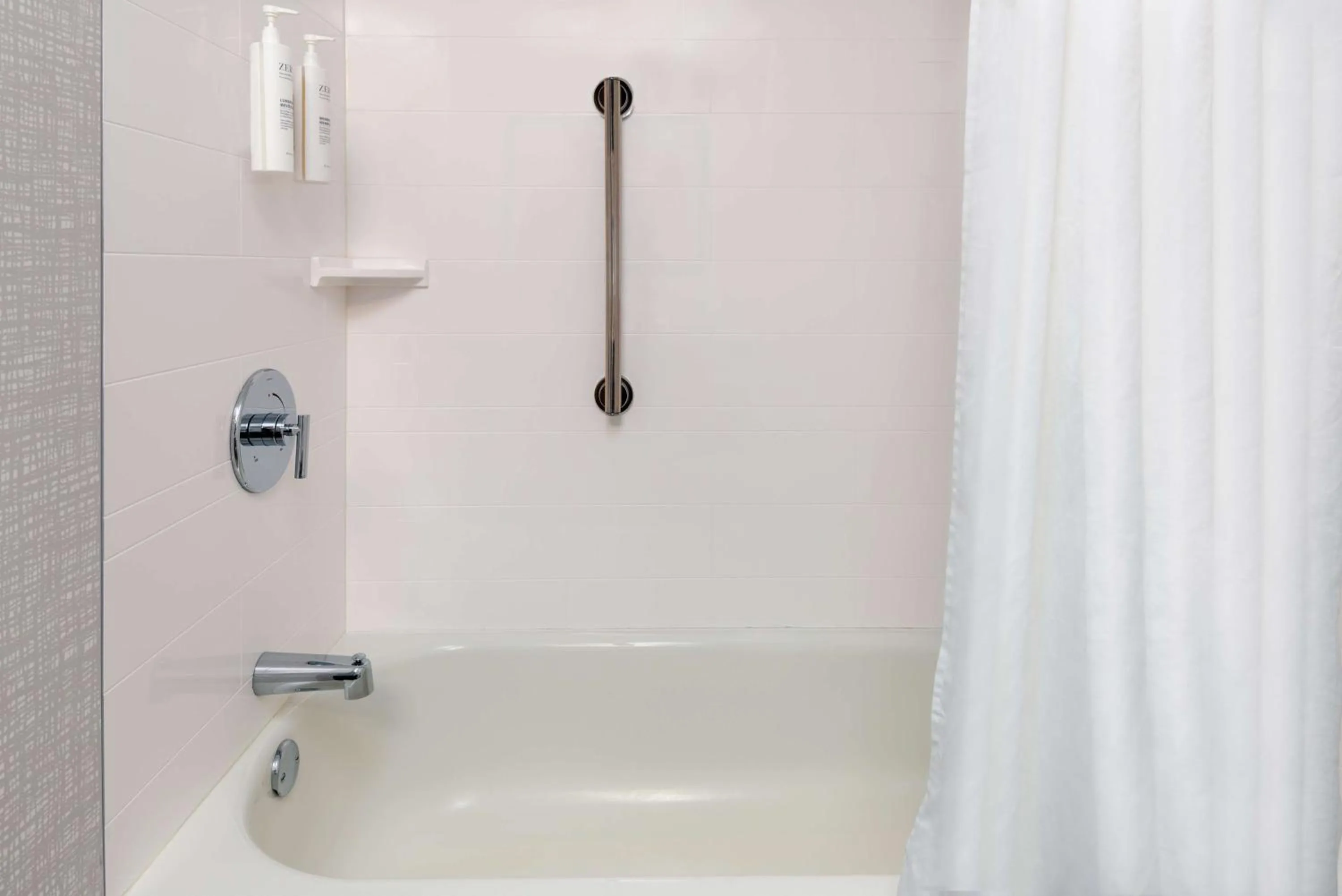 Bathroom in Hampton Inn Hartford Airport