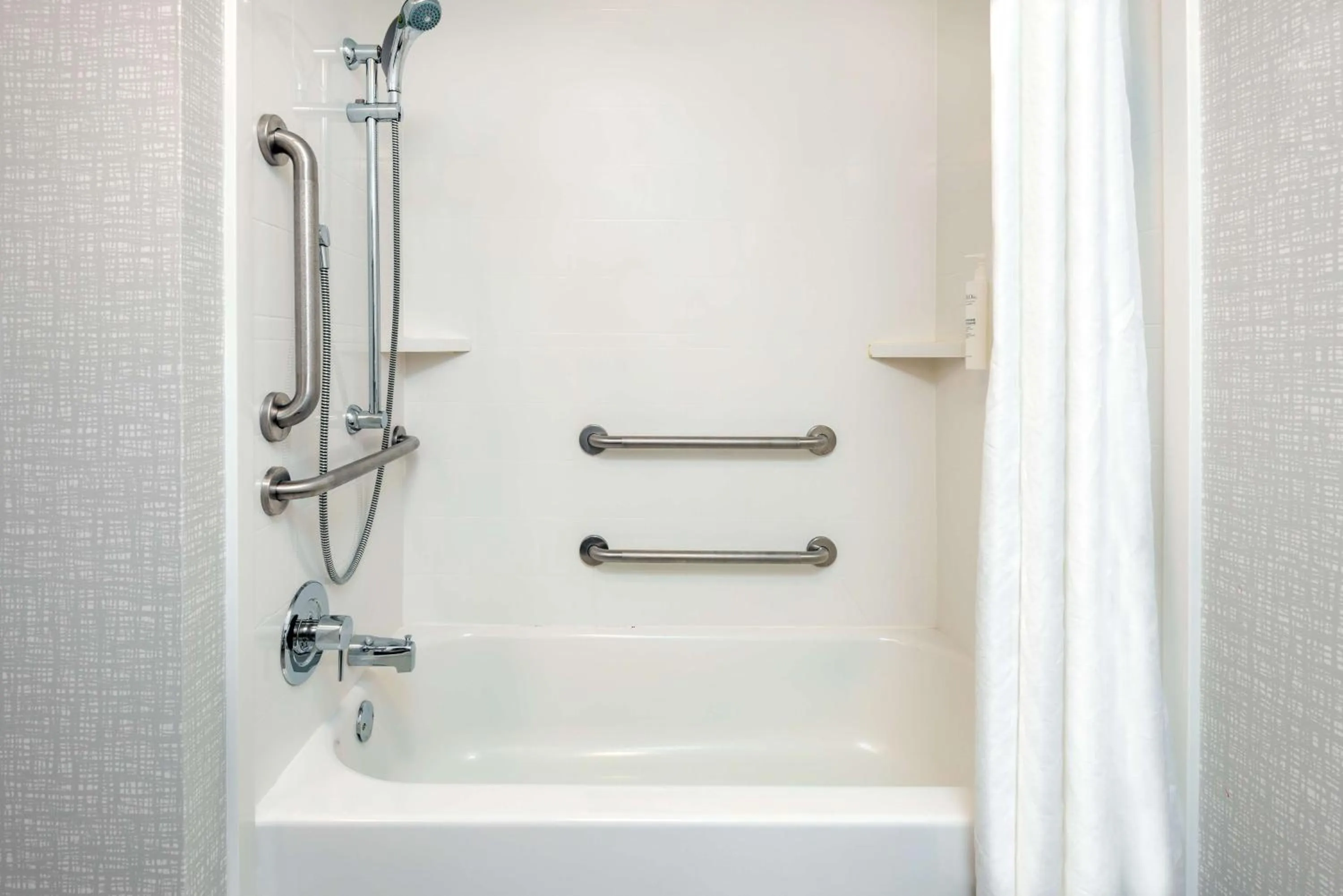 Bathroom in Hampton Inn Hartford Airport