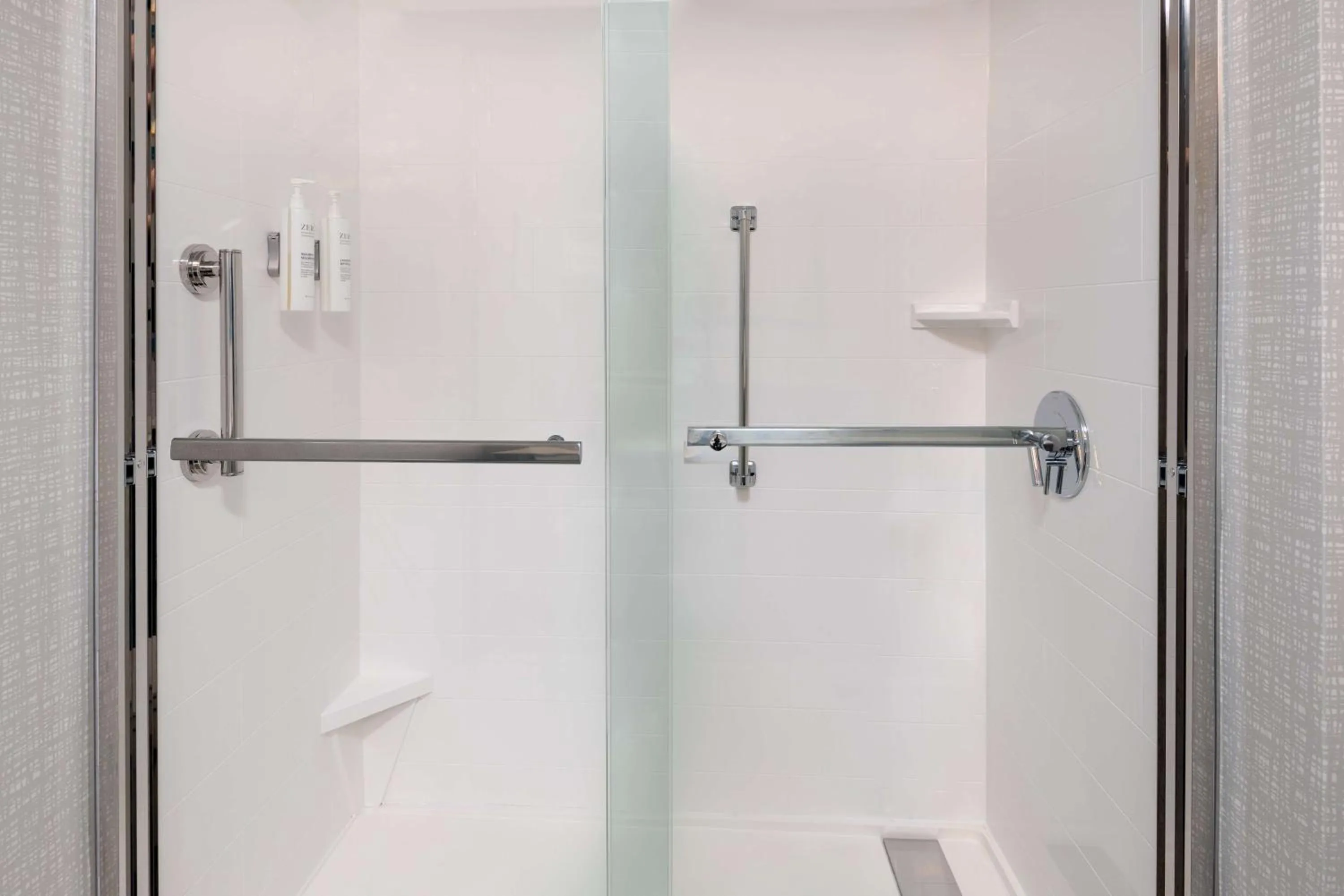 Bathroom in Hampton Inn Hartford Airport