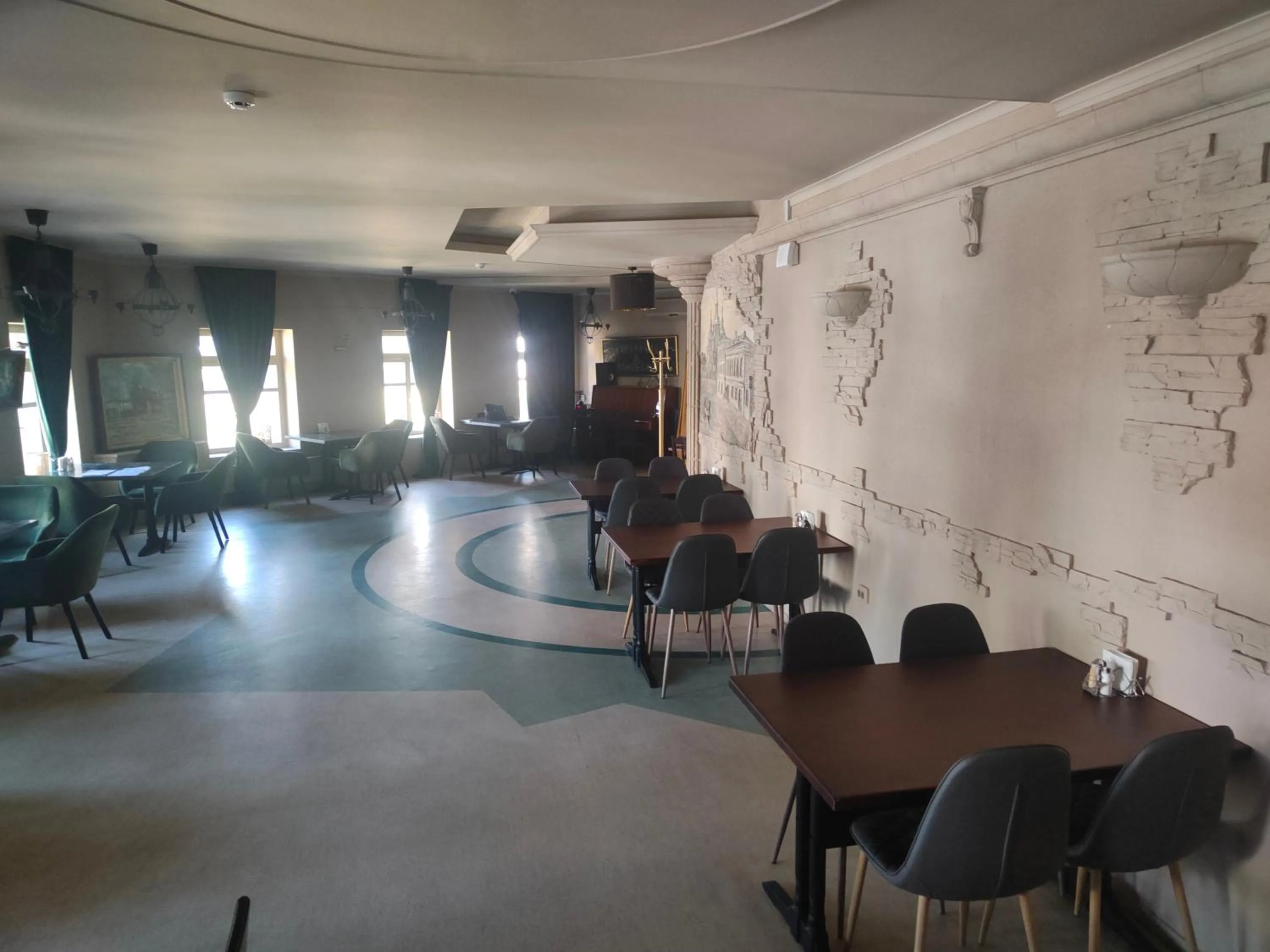 Restaurant/places to eat in Hotel Voskresensky