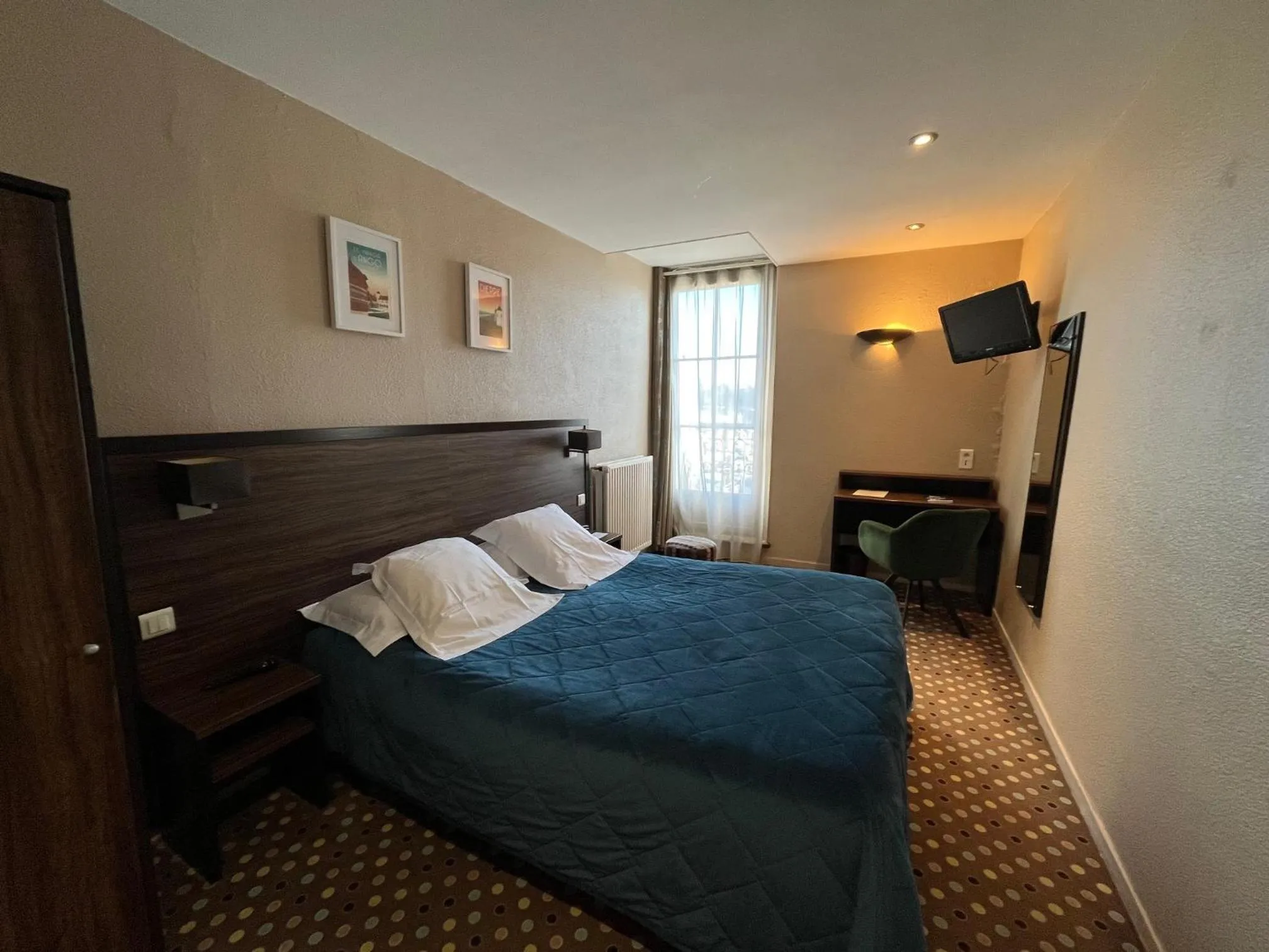 Bed in LOGIS Hôtel & Restaurant - Les Arcades